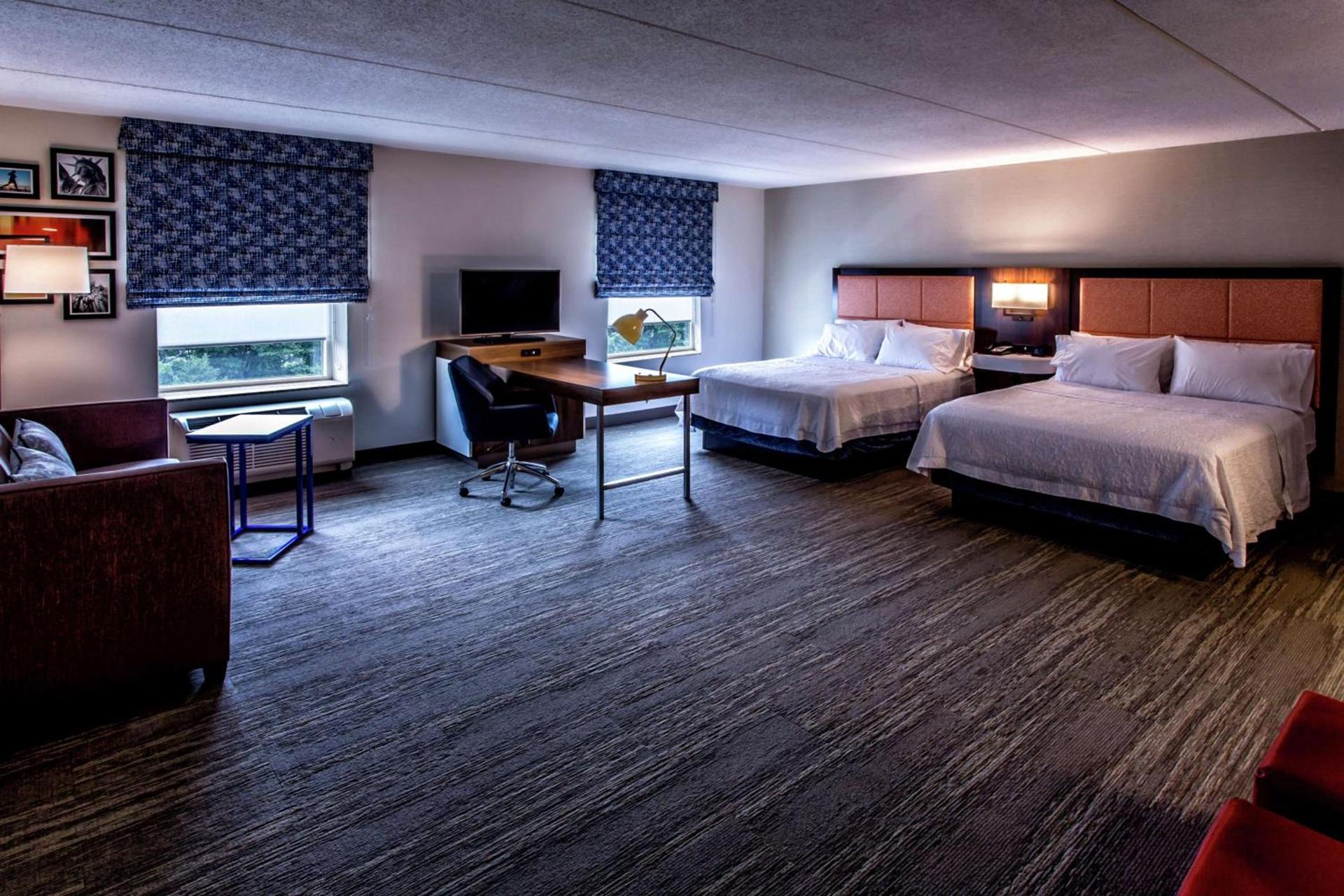 Hampton Inn & Suites Staten Island photo 36