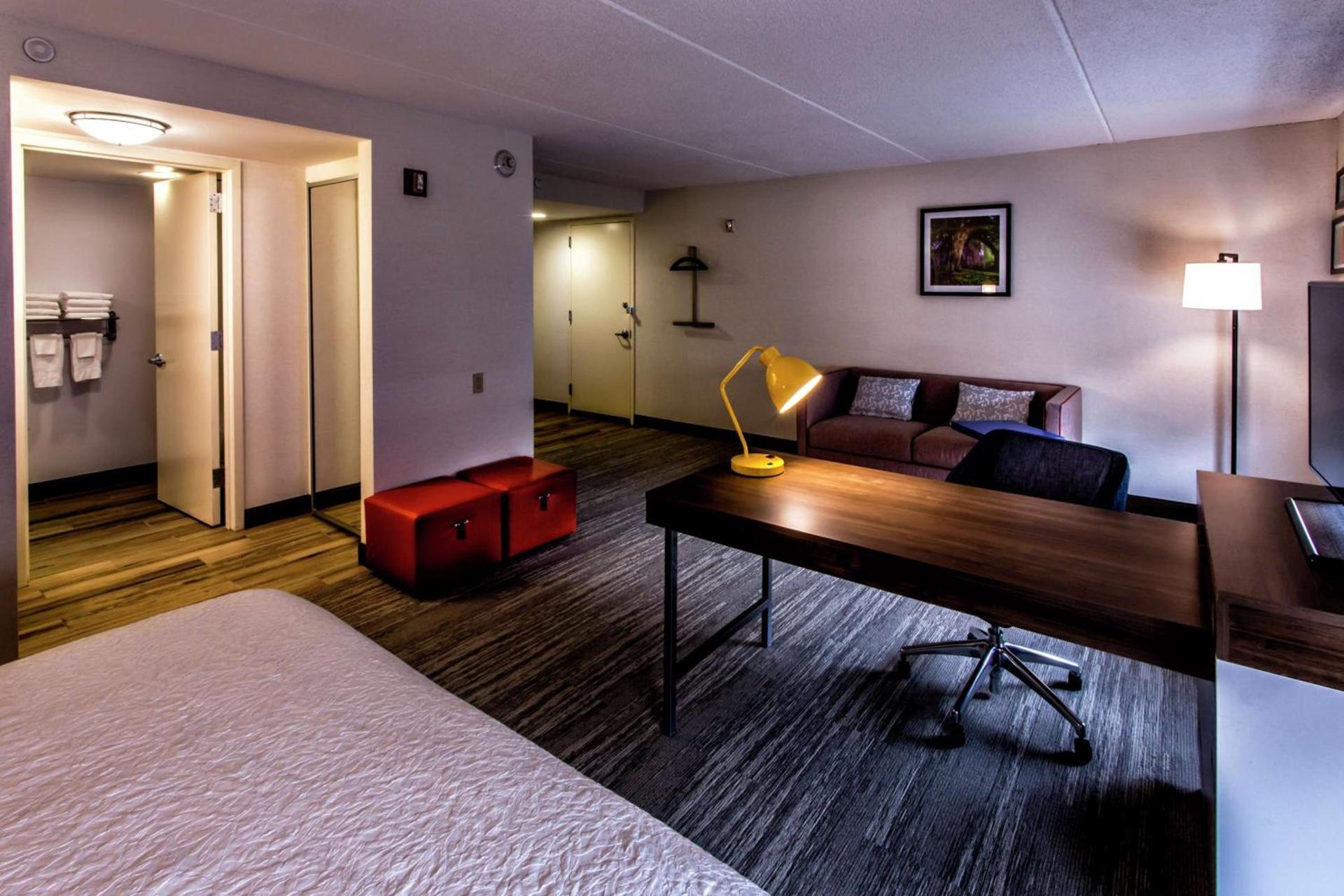 Hampton Inn & Suites Staten Island photo 37