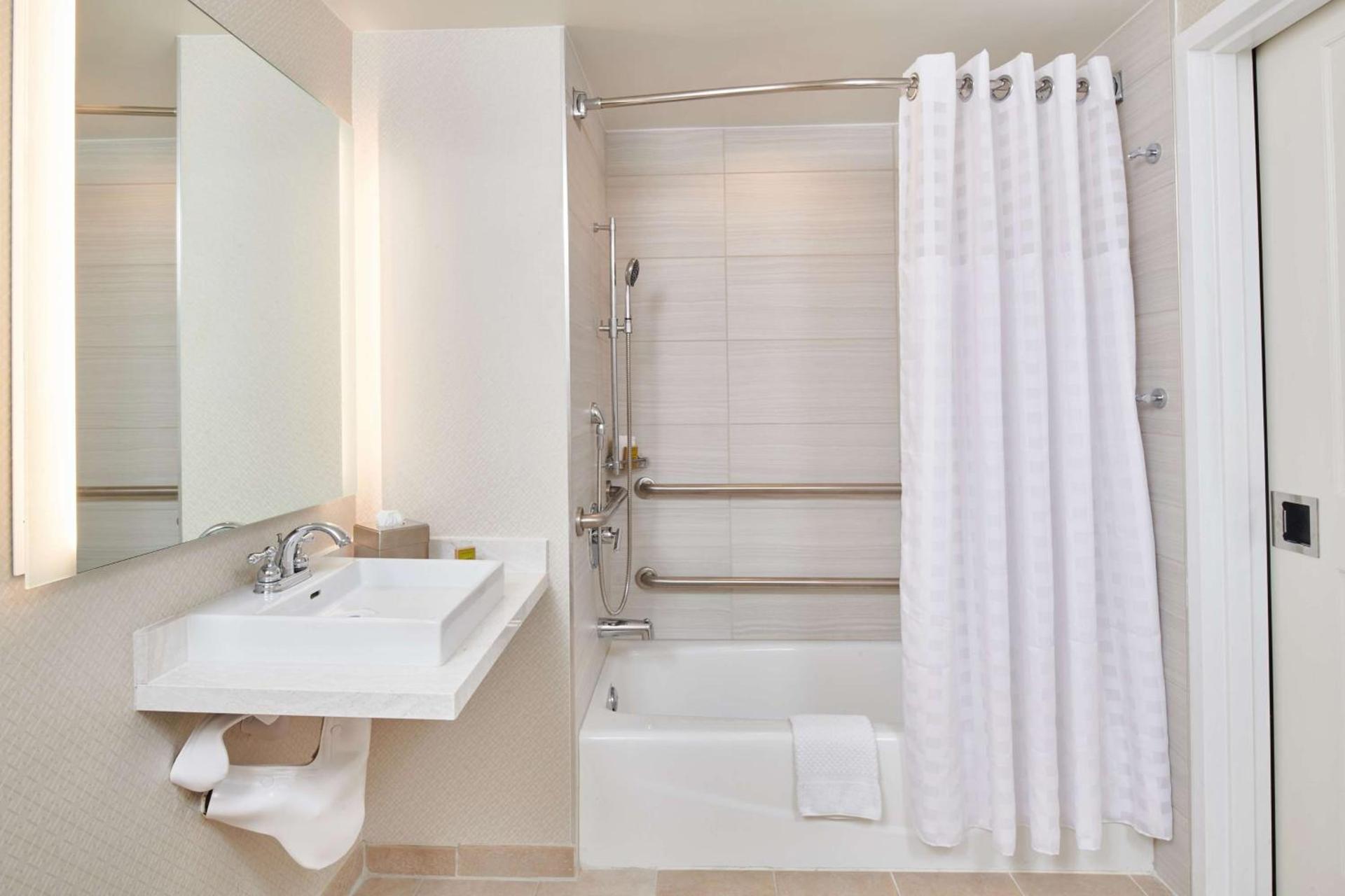 DoubleTree by Hilton Irvine Spectrum photo 23