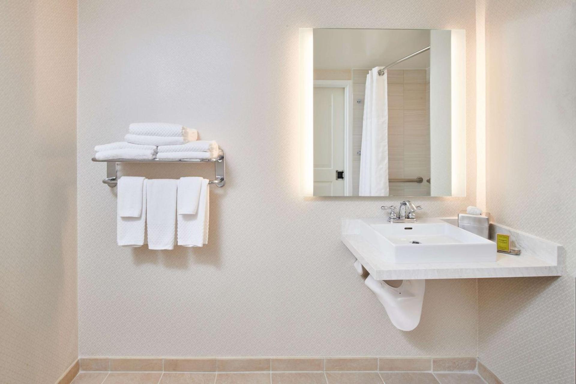 DoubleTree by Hilton Irvine Spectrum photo 25
