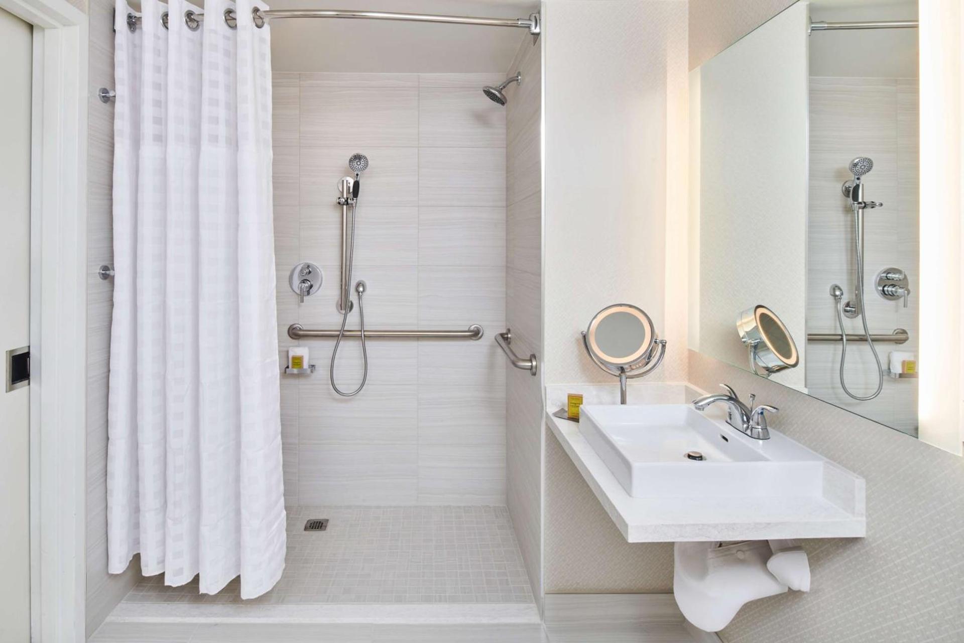DoubleTree by Hilton Irvine Spectrum photo 26