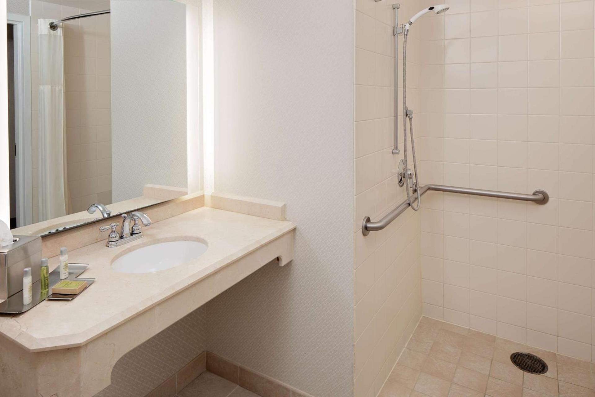 DoubleTree by Hilton Irvine Spectrum photo 28