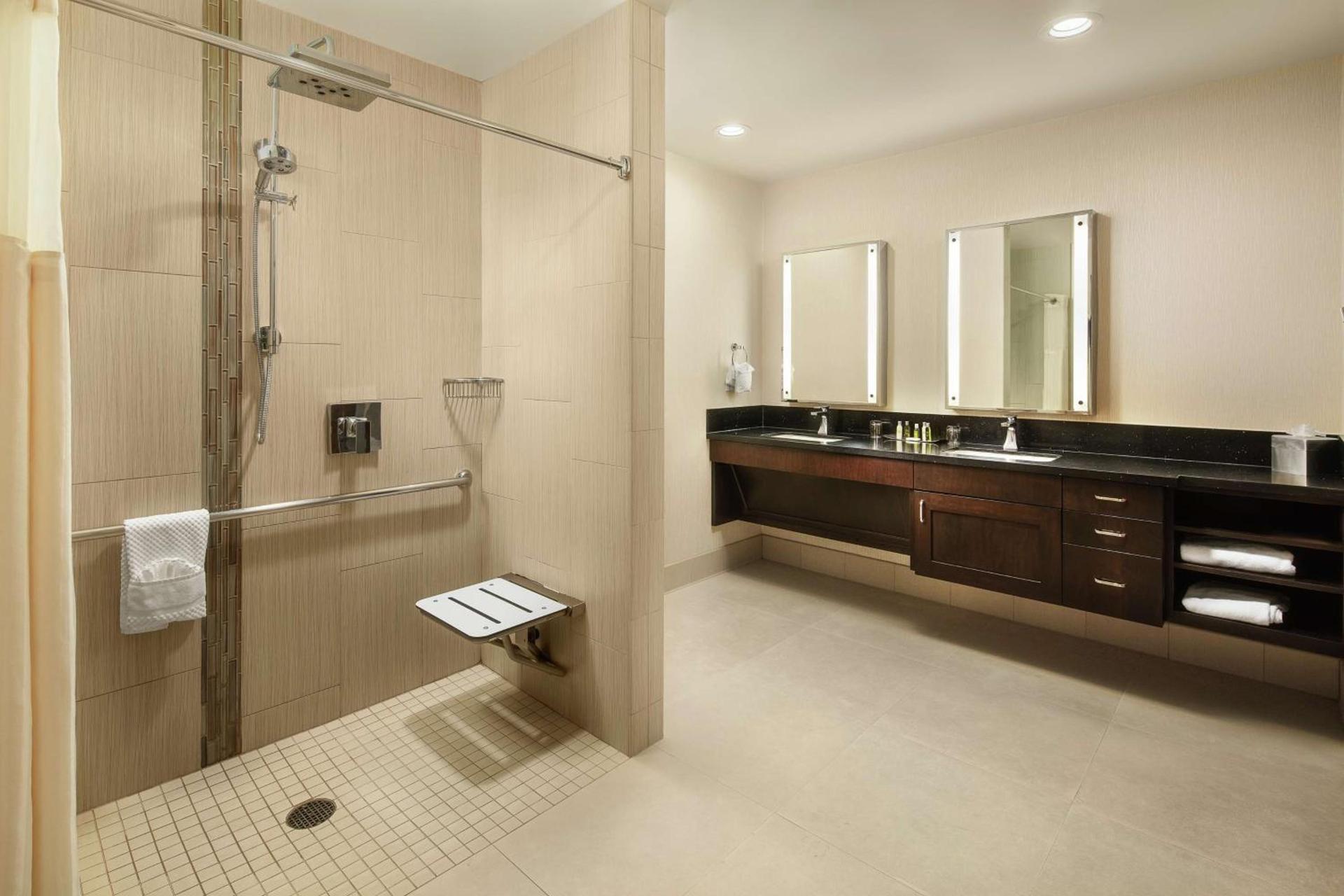DoubleTree by Hilton Claremont photo 21
