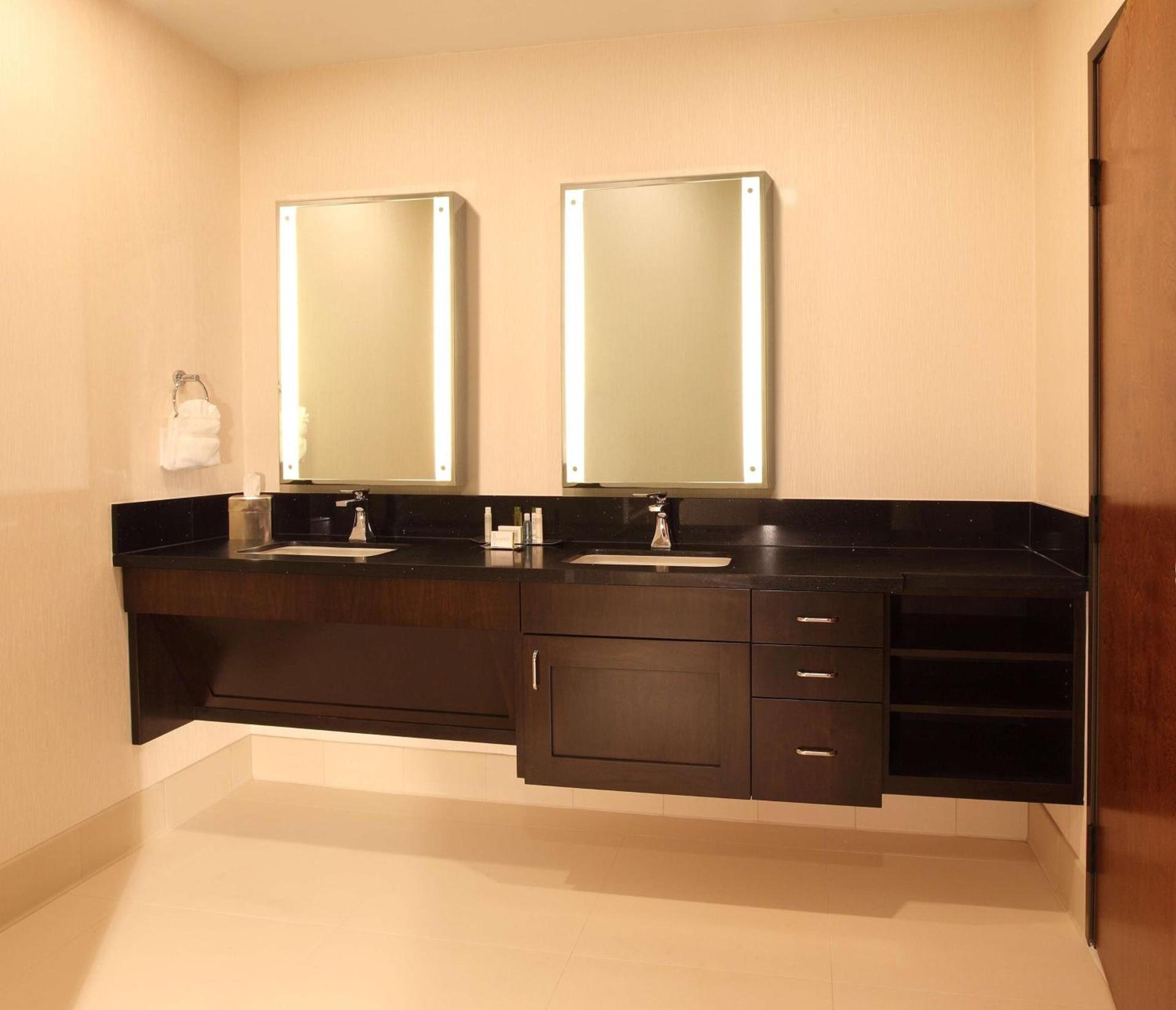 DoubleTree by Hilton Claremont photo 30