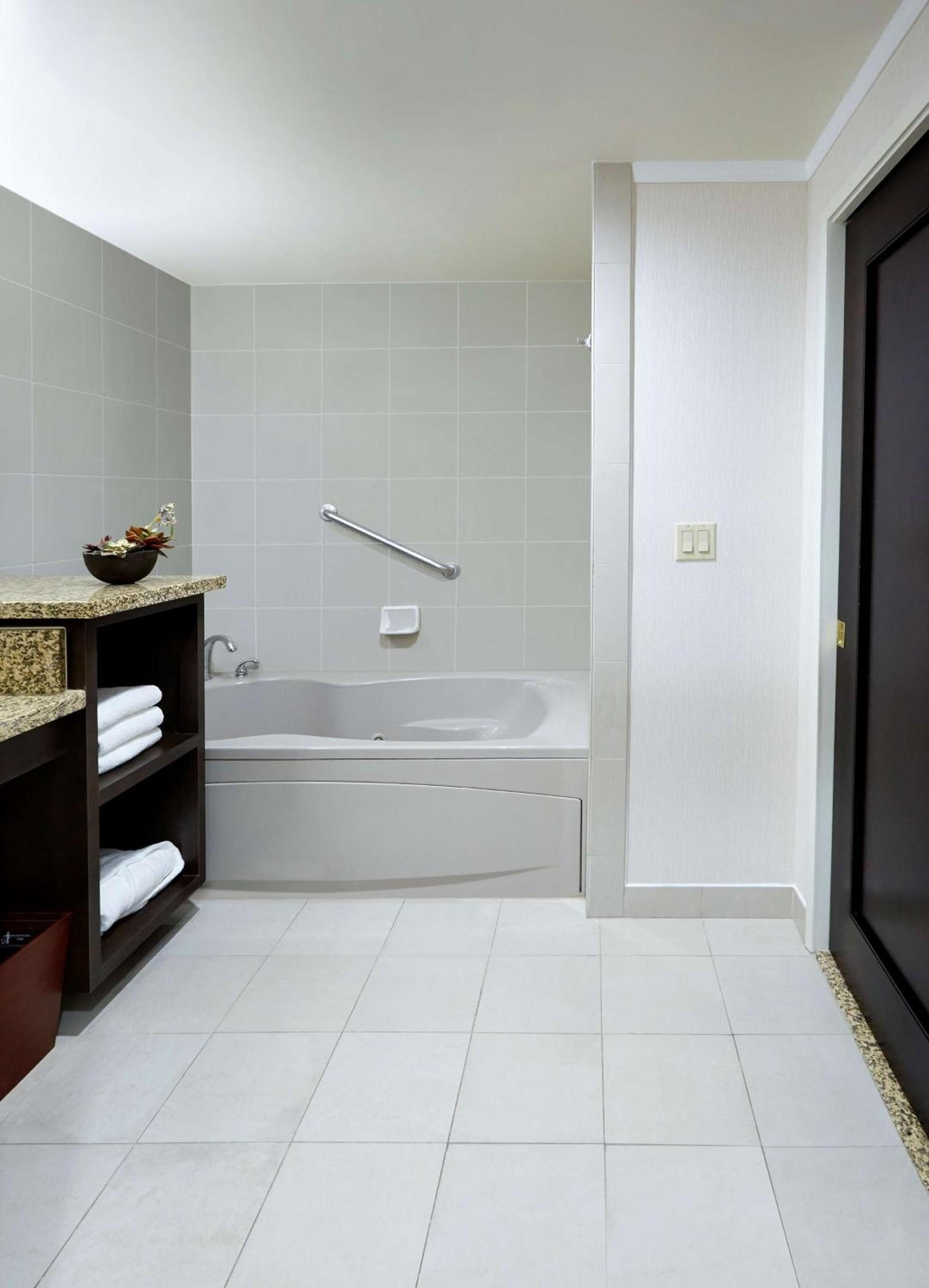 DoubleTree by Hilton Claremont photo 32