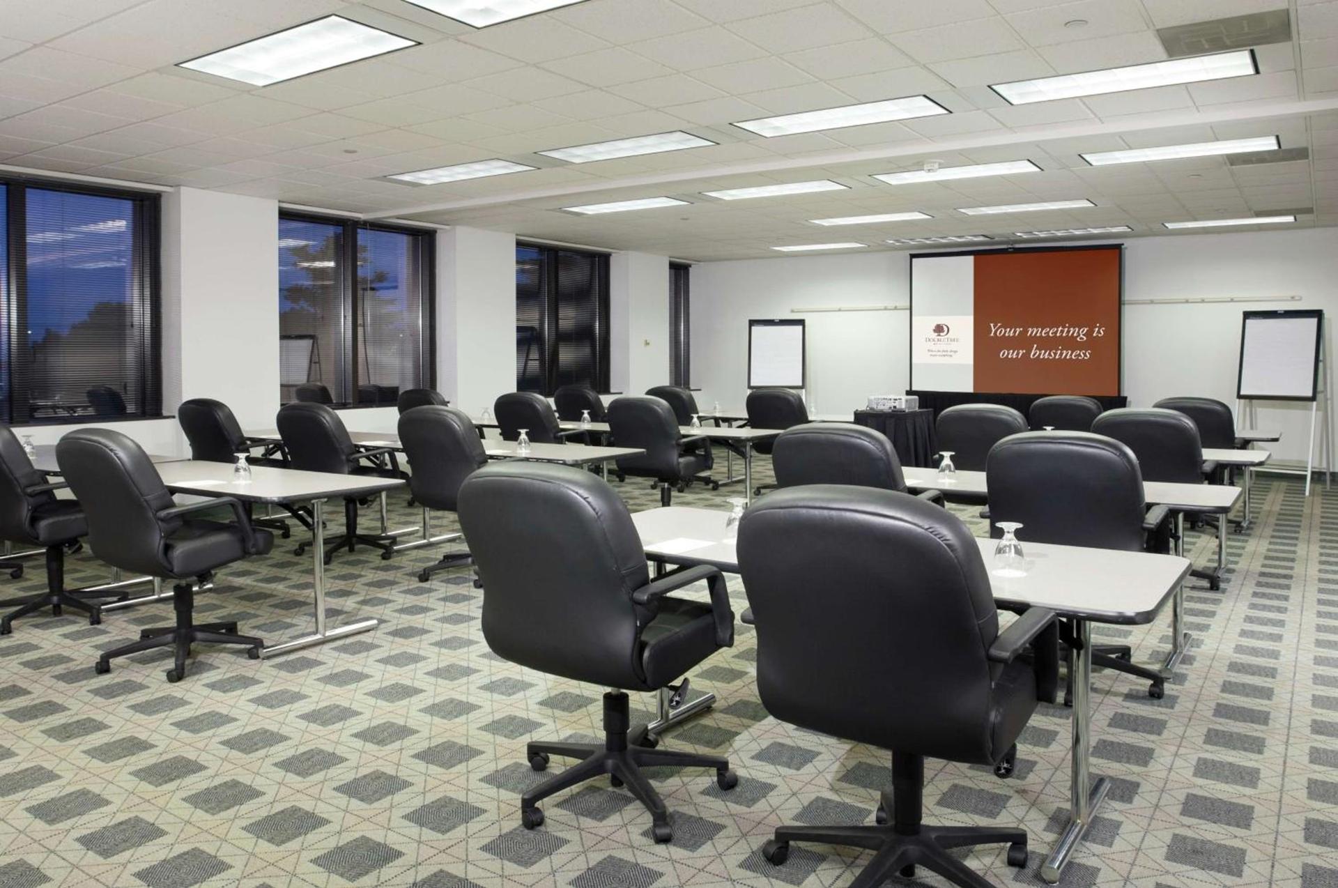 DoubleTree Suites by Hilton Hotel & Conference Center Chicago-Downers Grove photo 8