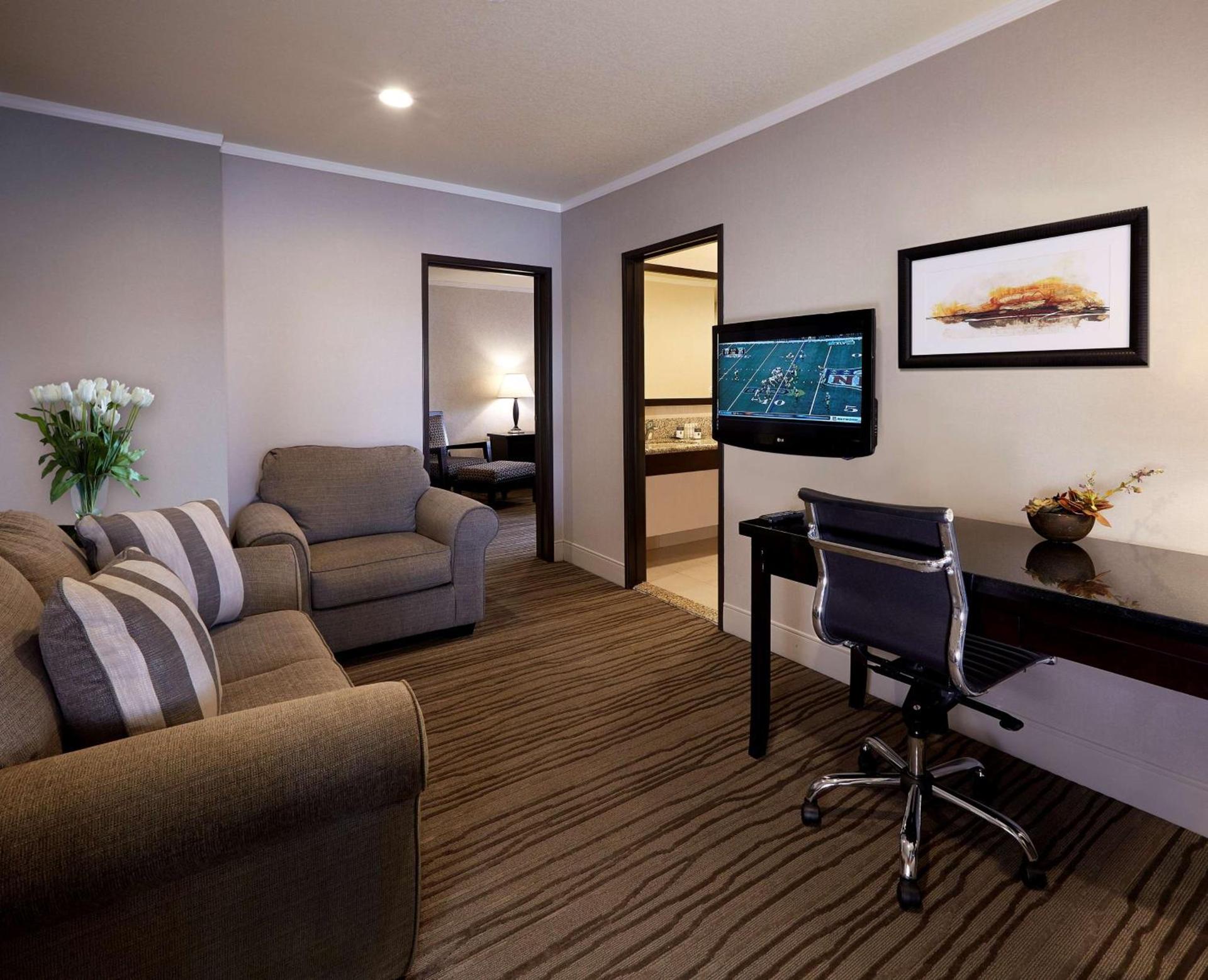 DoubleTree by Hilton Claremont photo 38