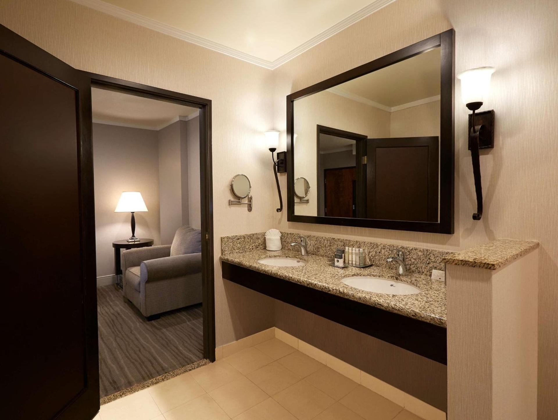 DoubleTree by Hilton Claremont photo 39