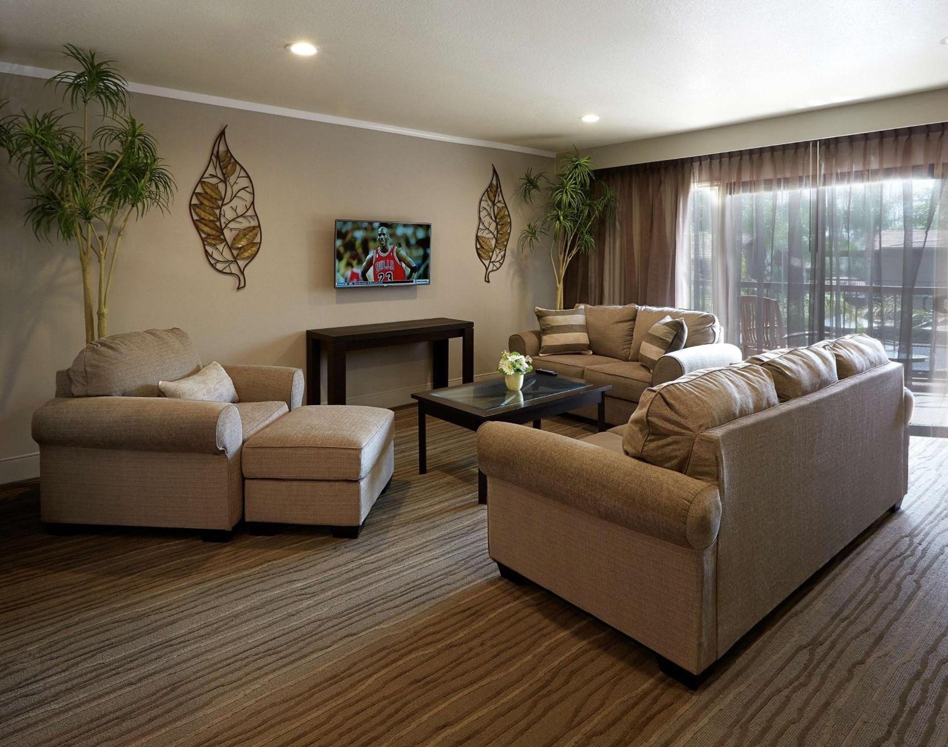 DoubleTree by Hilton Claremont photo 55