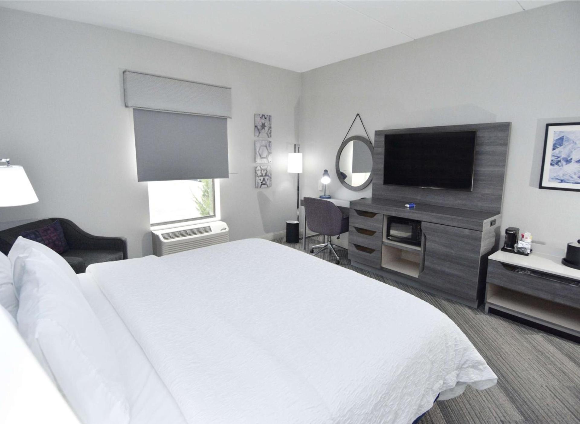Hampton Inn Auburn photo 15