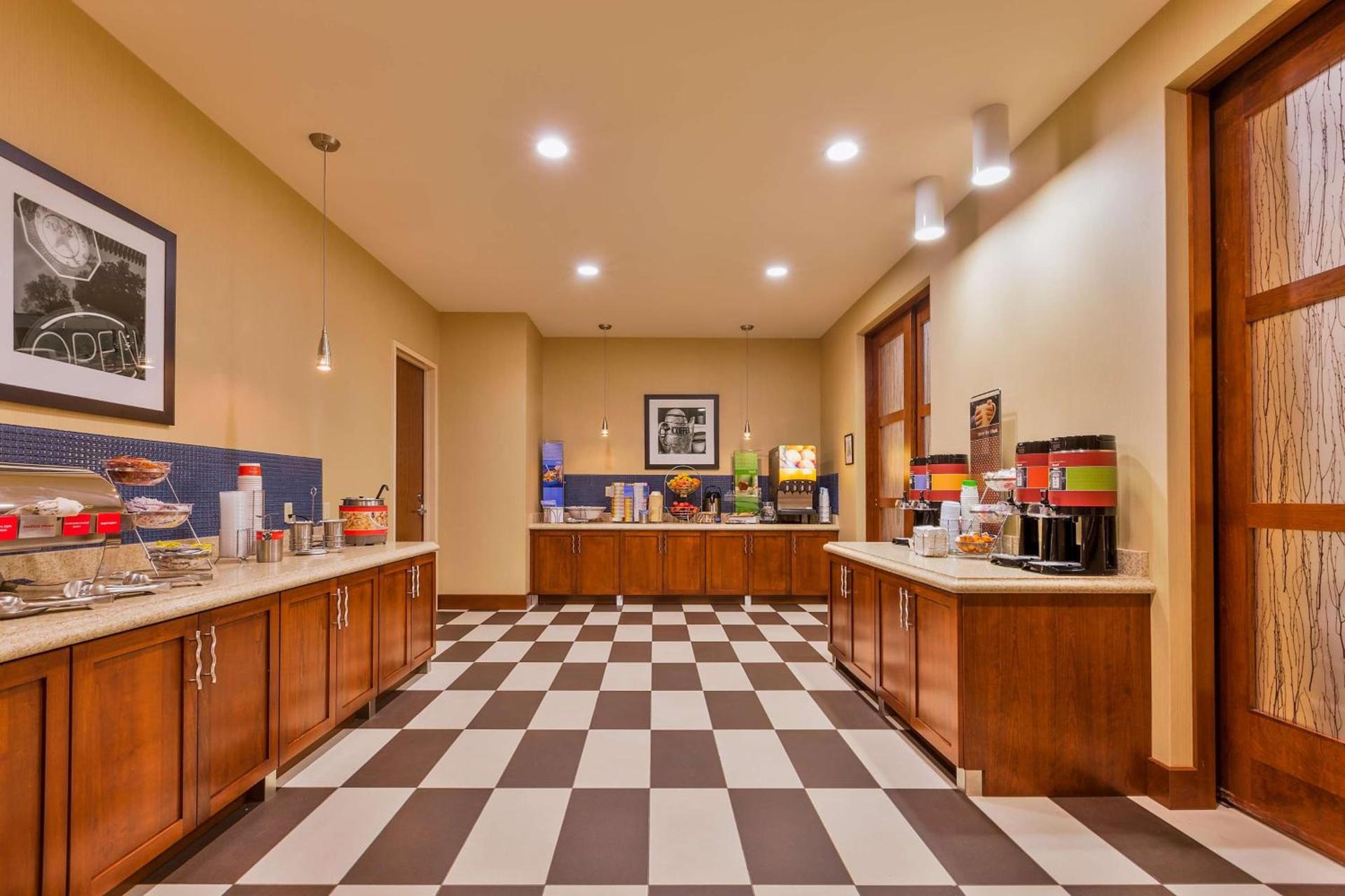 Hampton Inn & Suites Owensboro Downtown Waterfront photo 9
