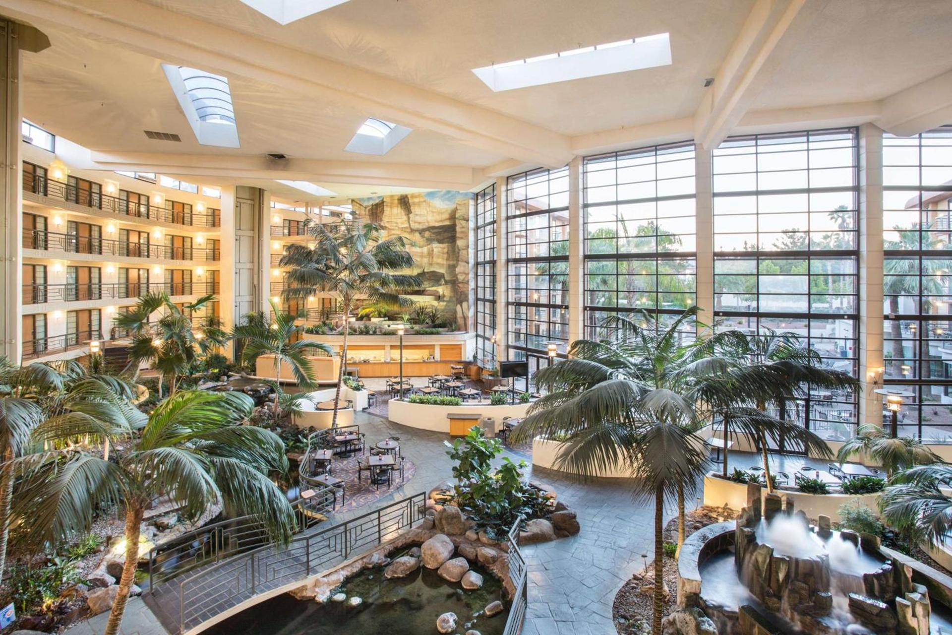 Embassy Suites by Hilton Phoenix Biltmore photo 8