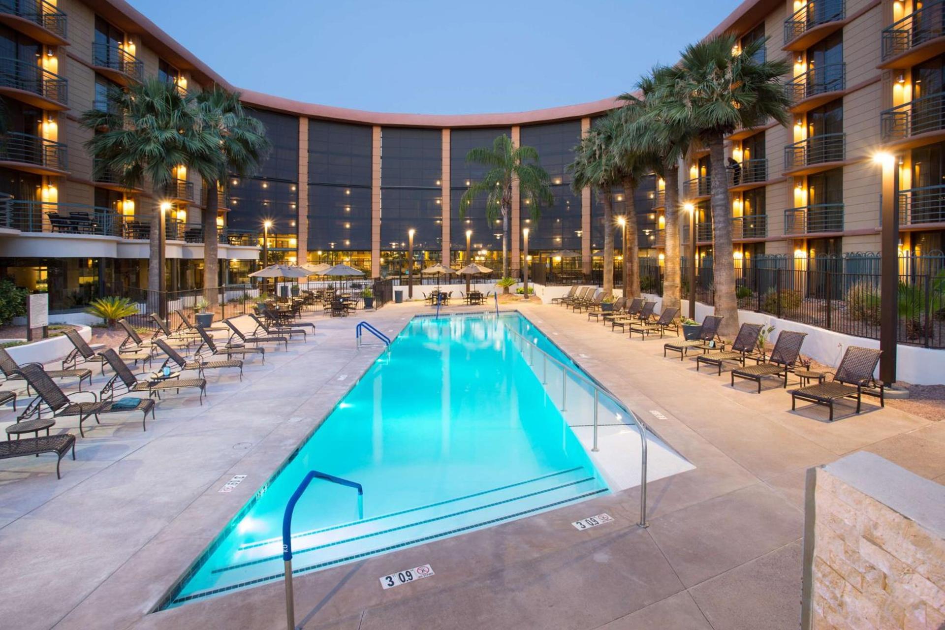 Embassy Suites by Hilton Phoenix Biltmore photo 23