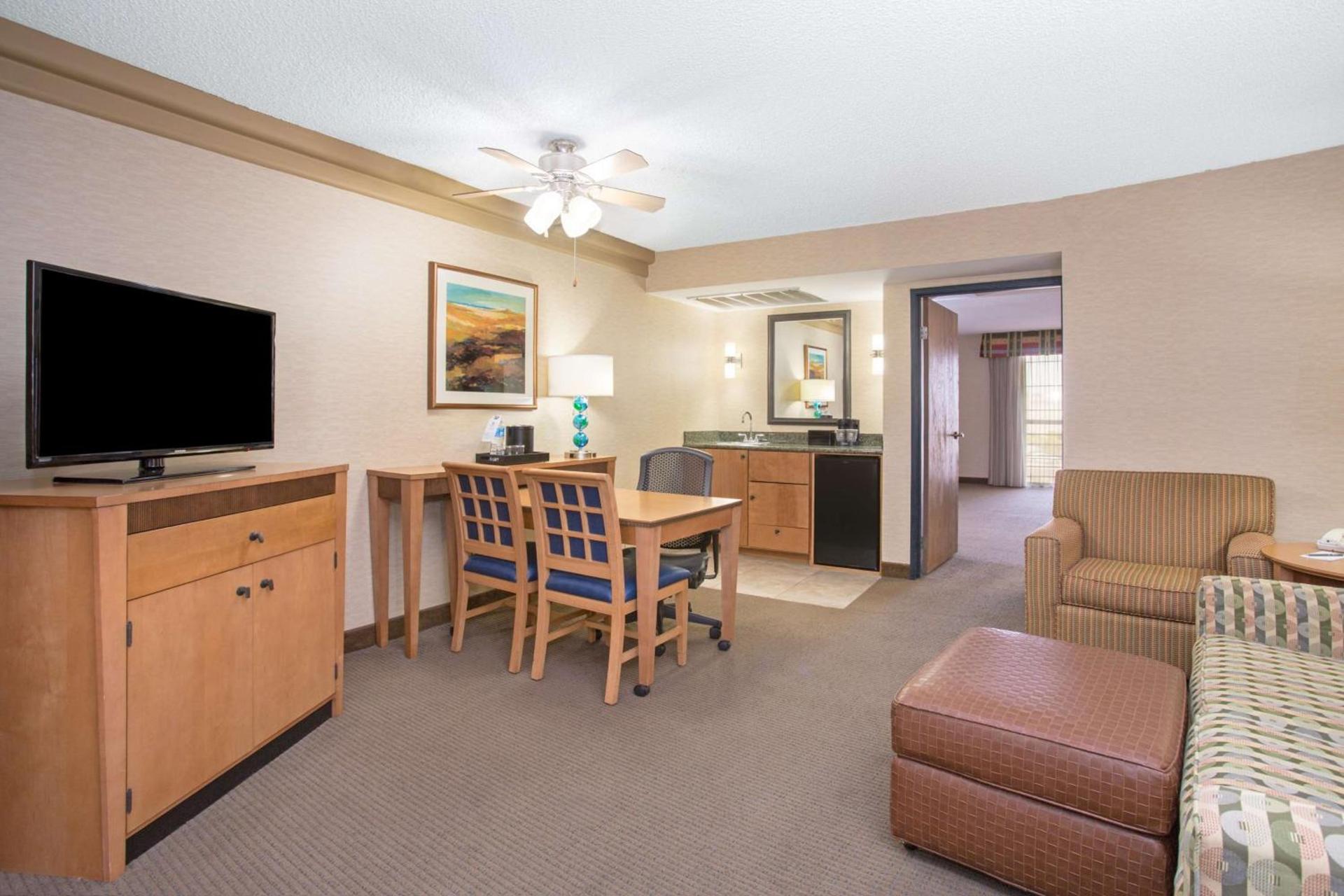 Embassy Suites by Hilton Phoenix Biltmore photo 60