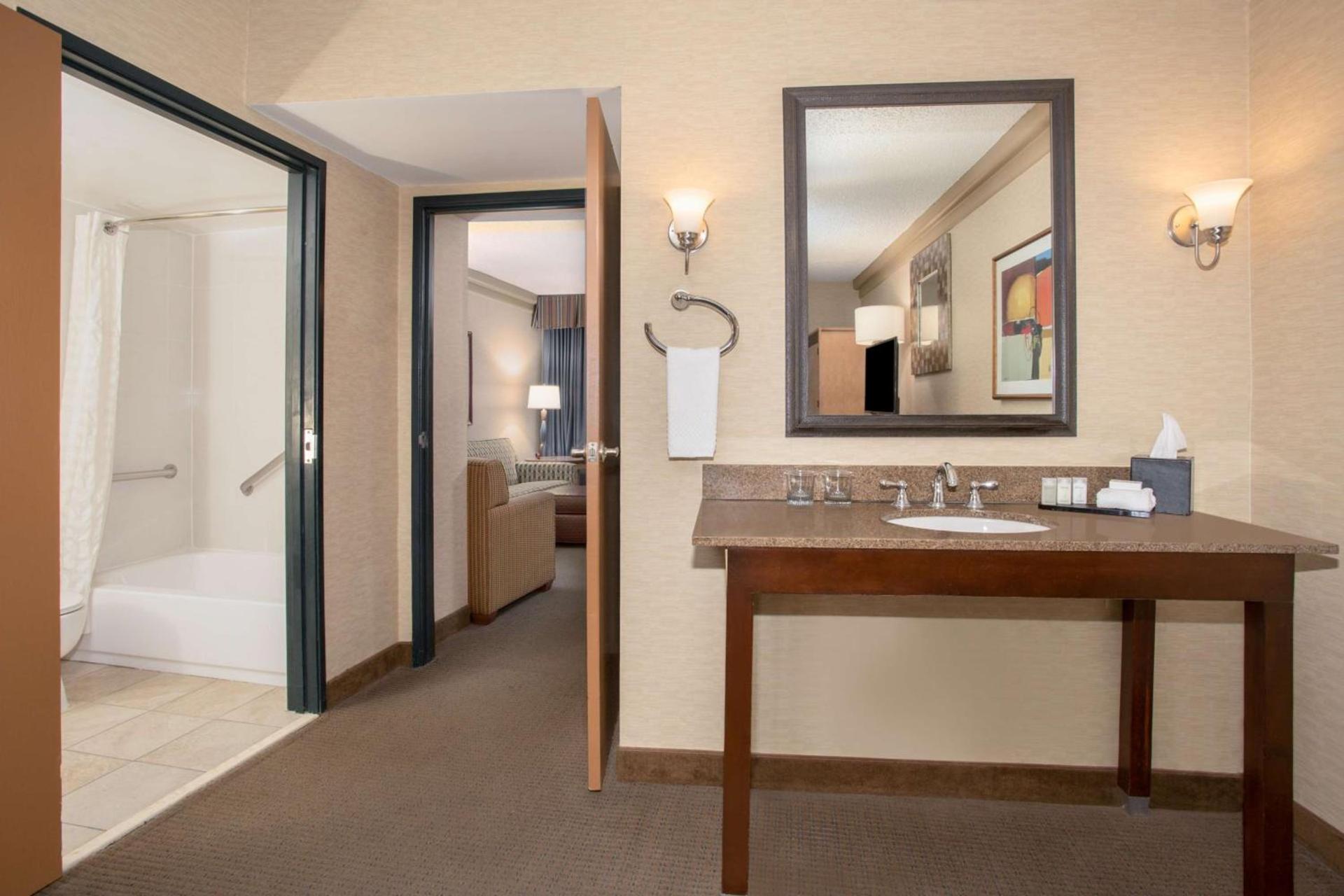 Embassy Suites by Hilton Phoenix Biltmore photo 62