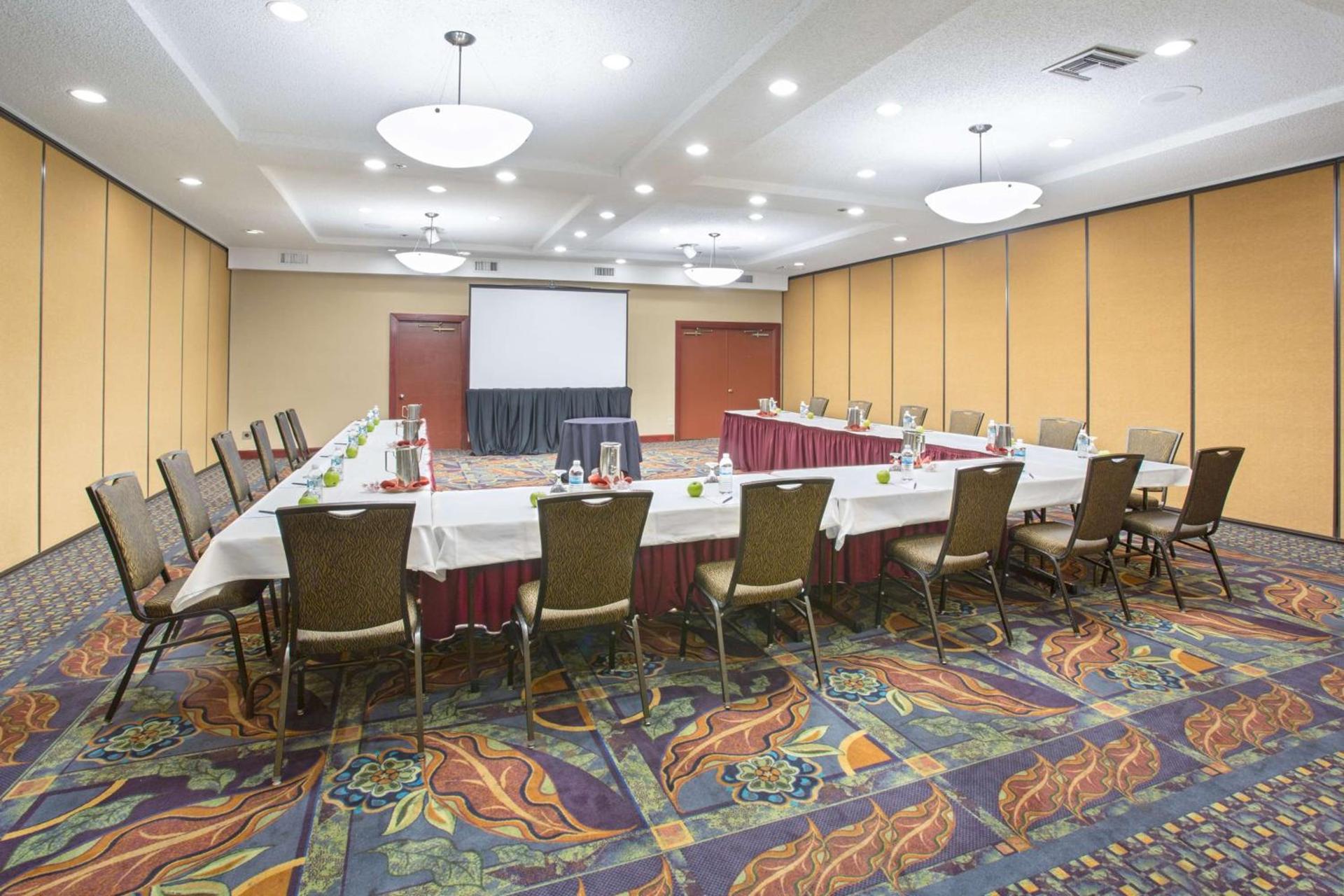 Embassy Suites by Hilton Phoenix Biltmore photo 49