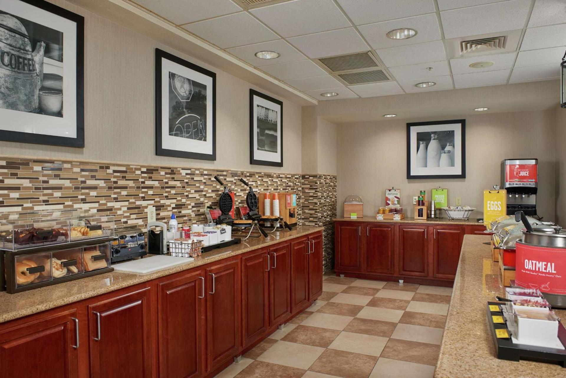Hampton Inn & Suites Phoenix-Surprise photo 7