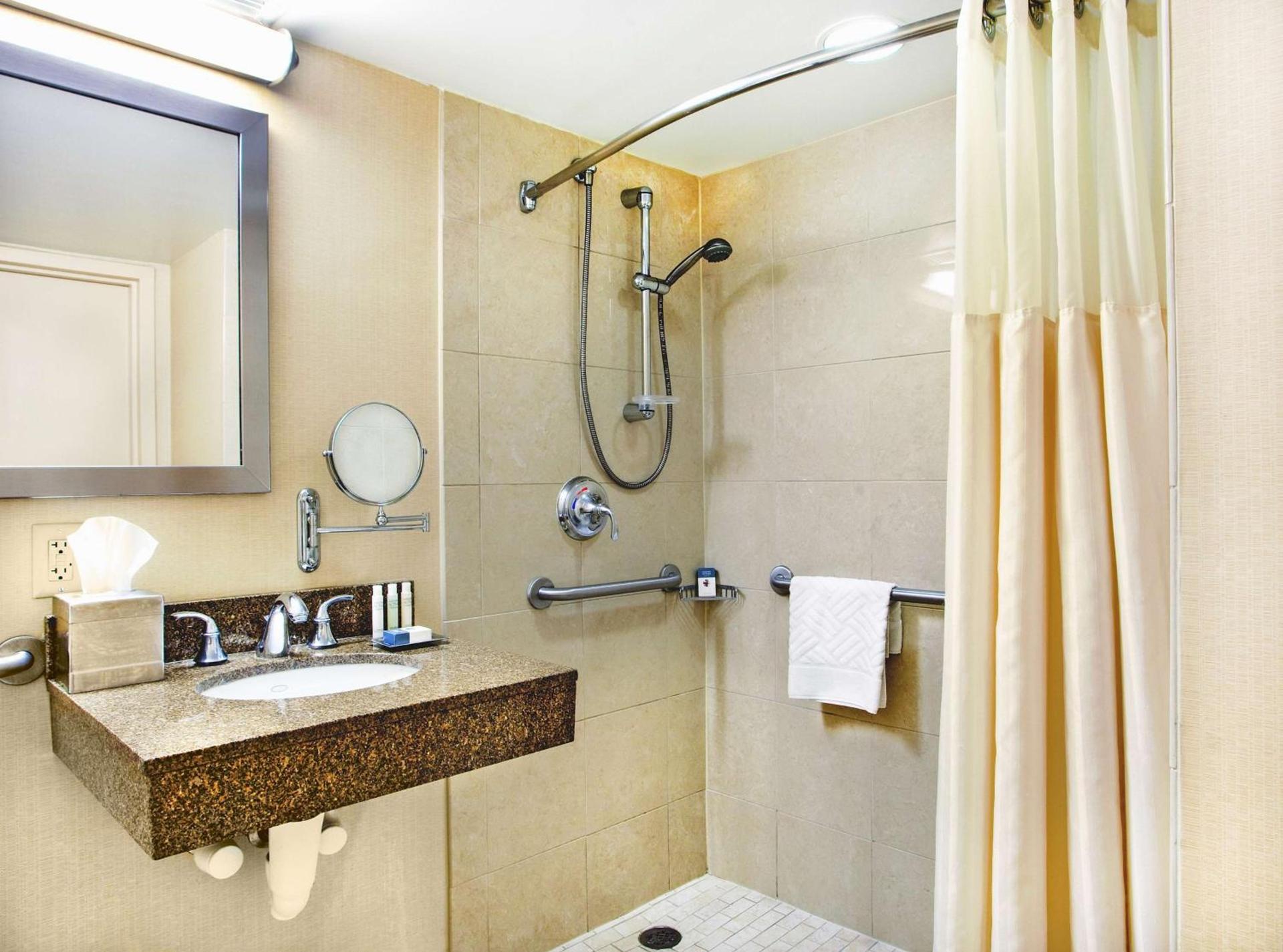 DoubleTree By Hilton Baltimore North Pikesville photo 25