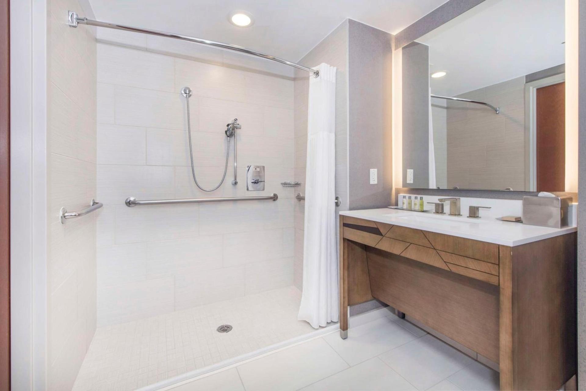 DoubleTree by Hilton Raleigh-Cary photo 5