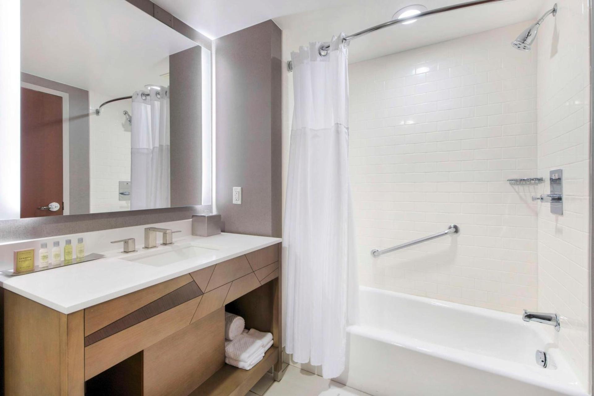 DoubleTree by Hilton Raleigh-Cary photo 19
