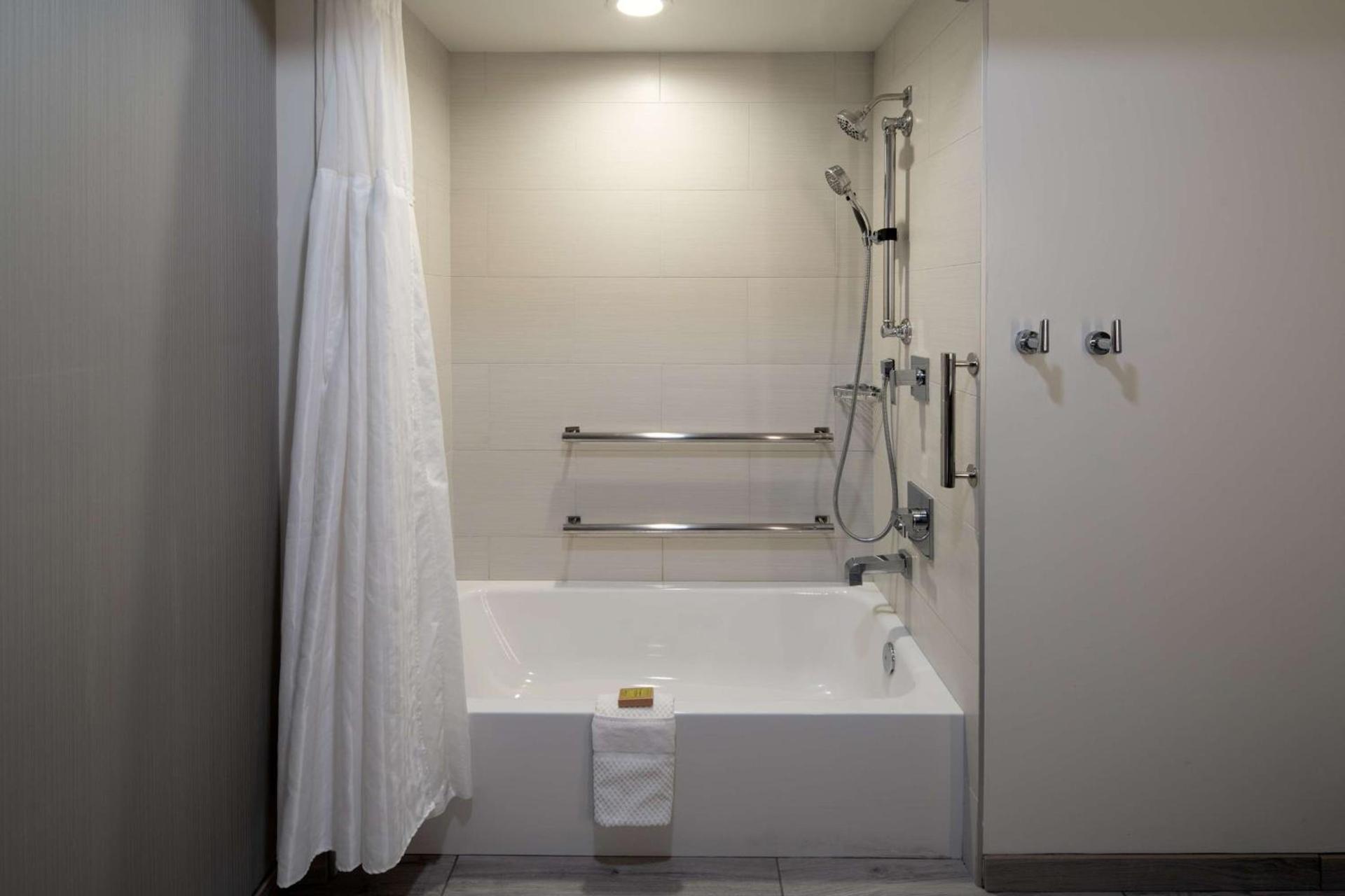 DoubleTree by Hilton Bakersfield photo 30