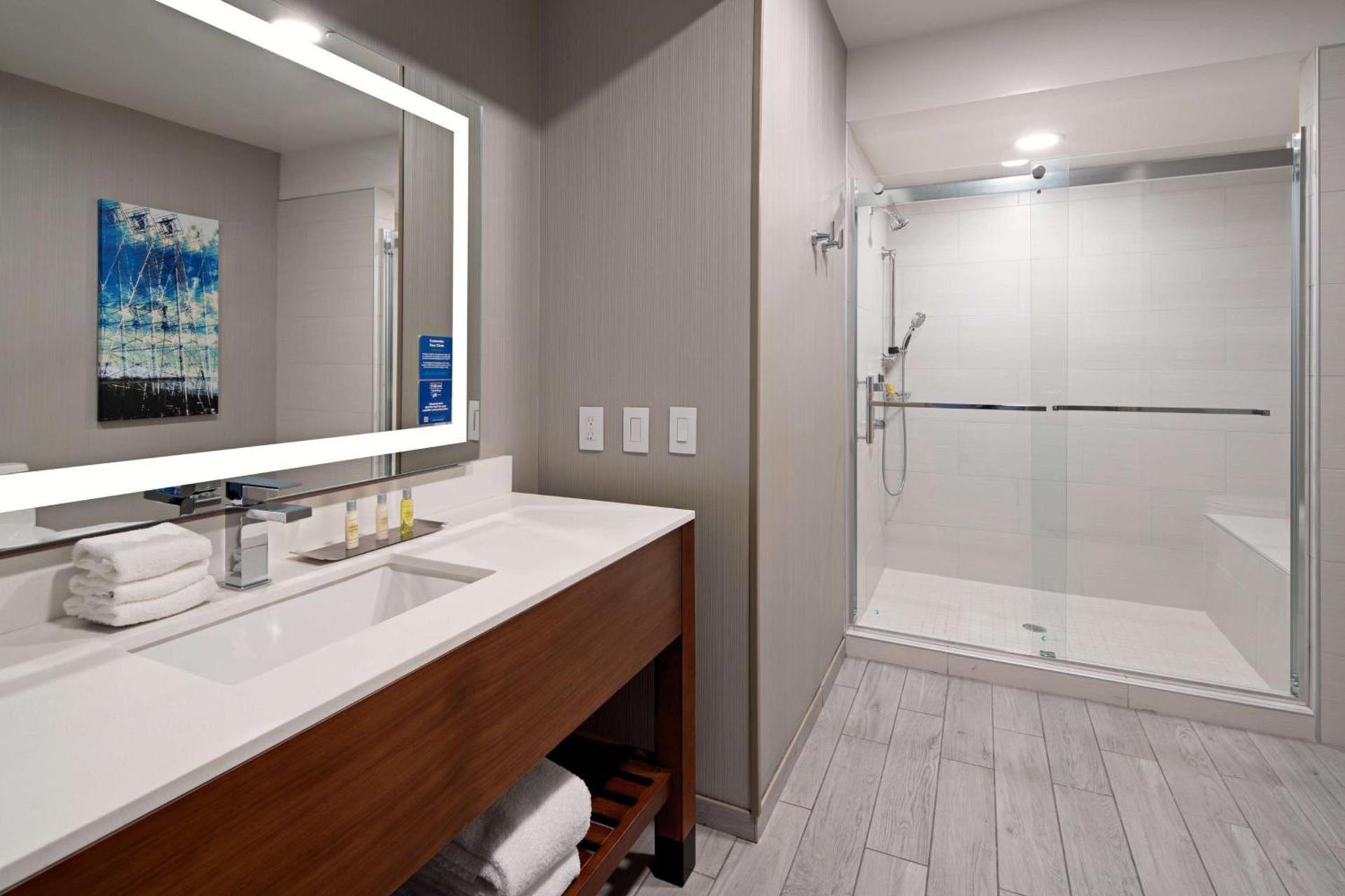 DoubleTree by Hilton Bakersfield photo 31