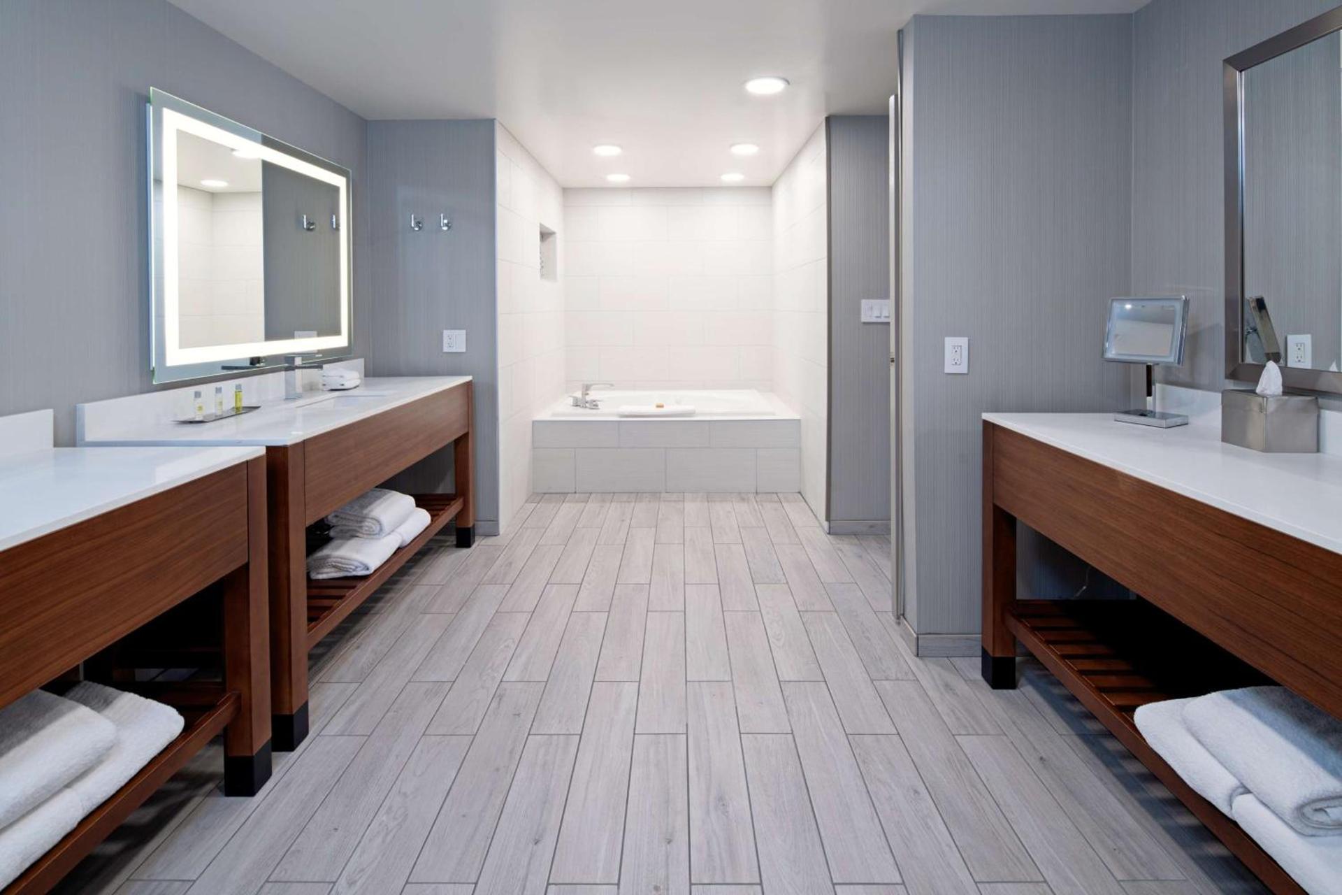 DoubleTree by Hilton Bakersfield photo 25