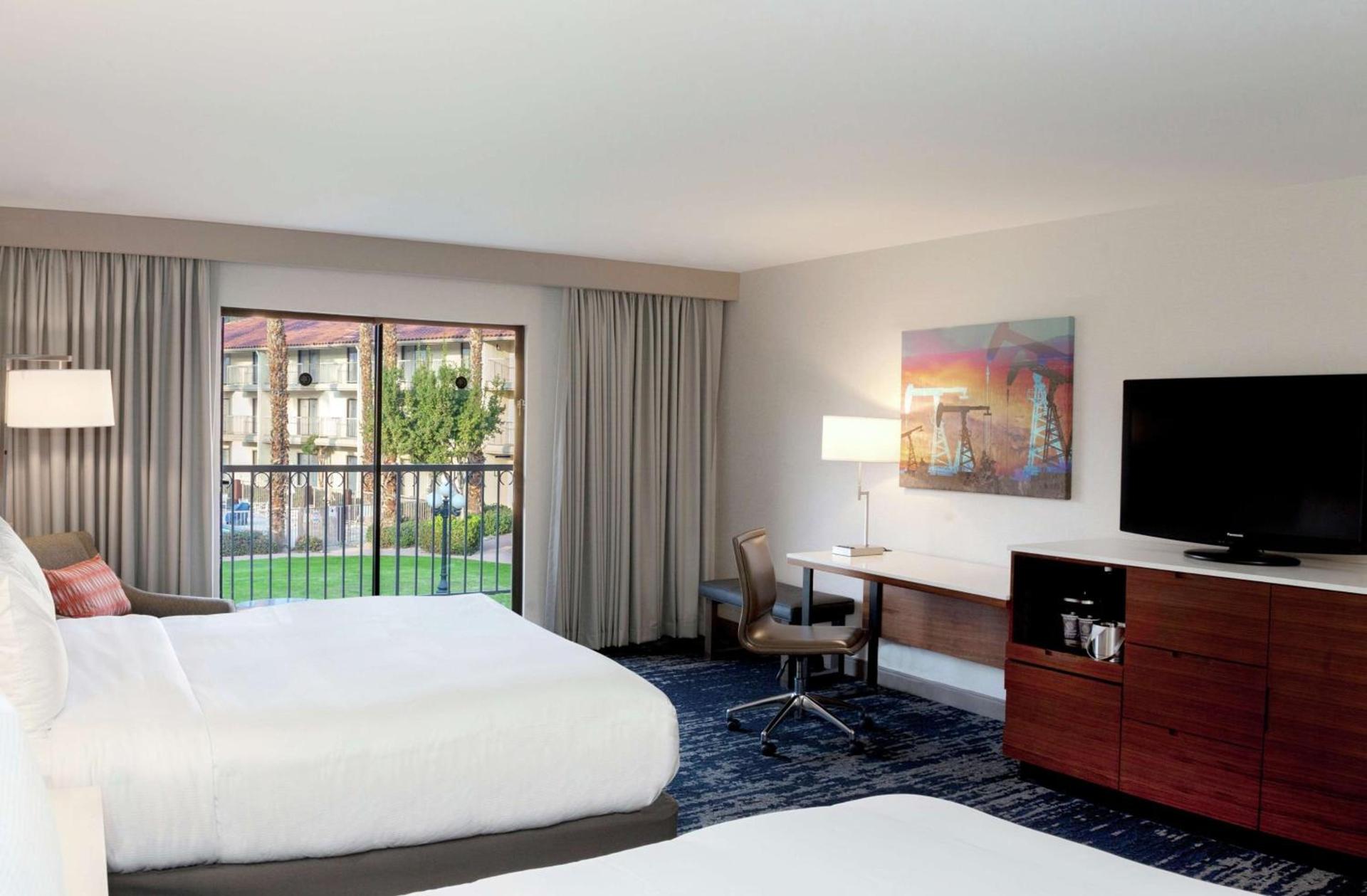 DoubleTree by Hilton Bakersfield photo 32