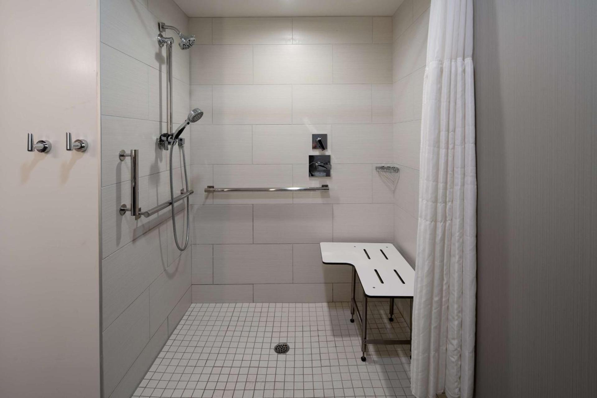 DoubleTree by Hilton Bakersfield photo 11