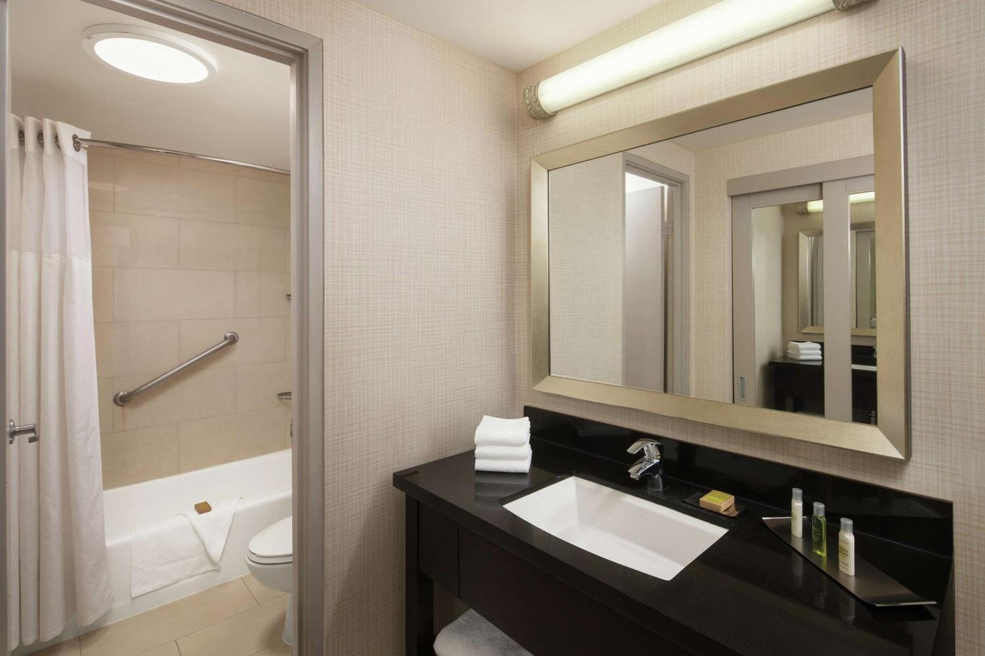DoubleTree By Hilton San Diego Hotel Circle photo 9