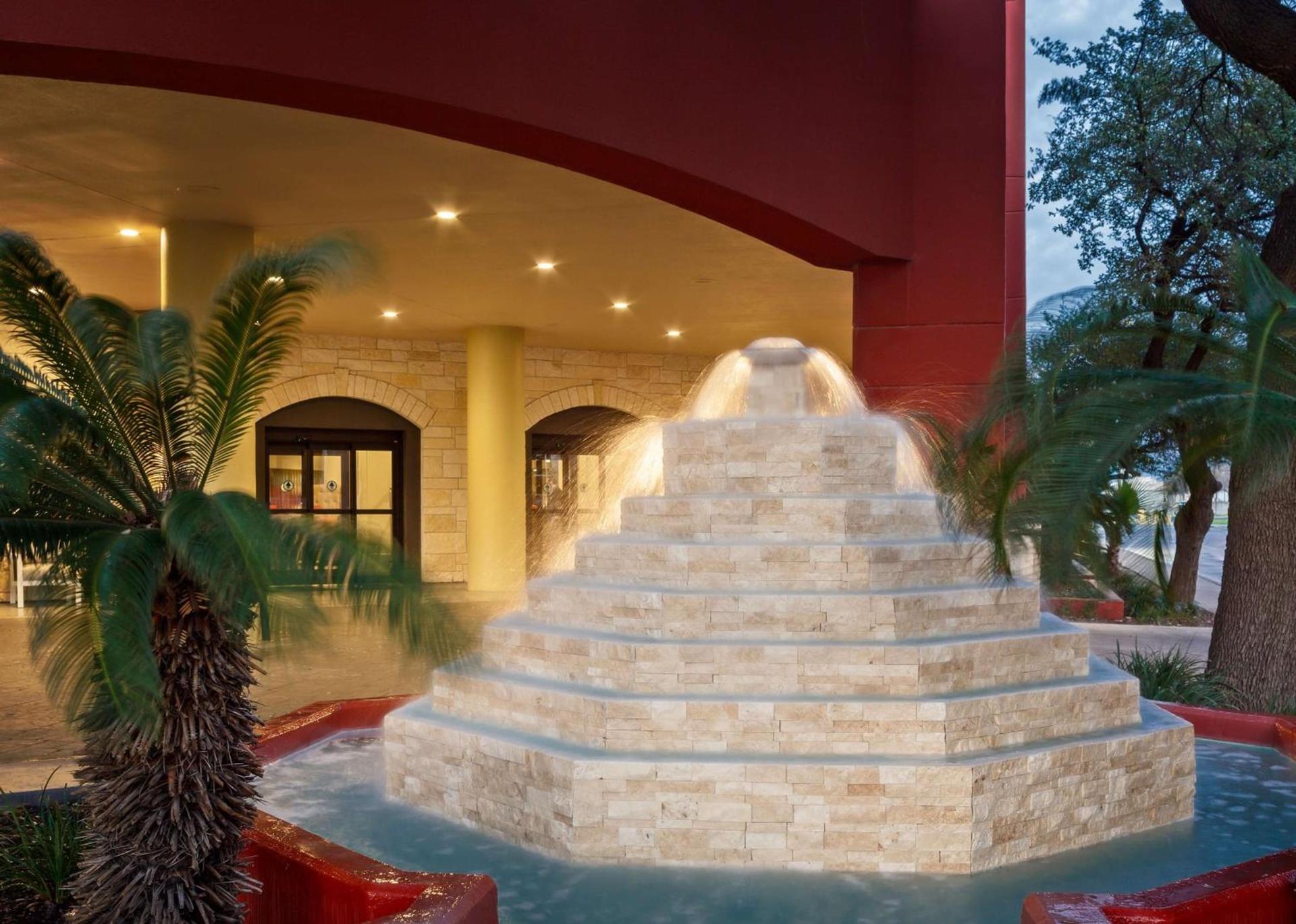 DoubleTree by Hilton San Antonio Downtown photo 2