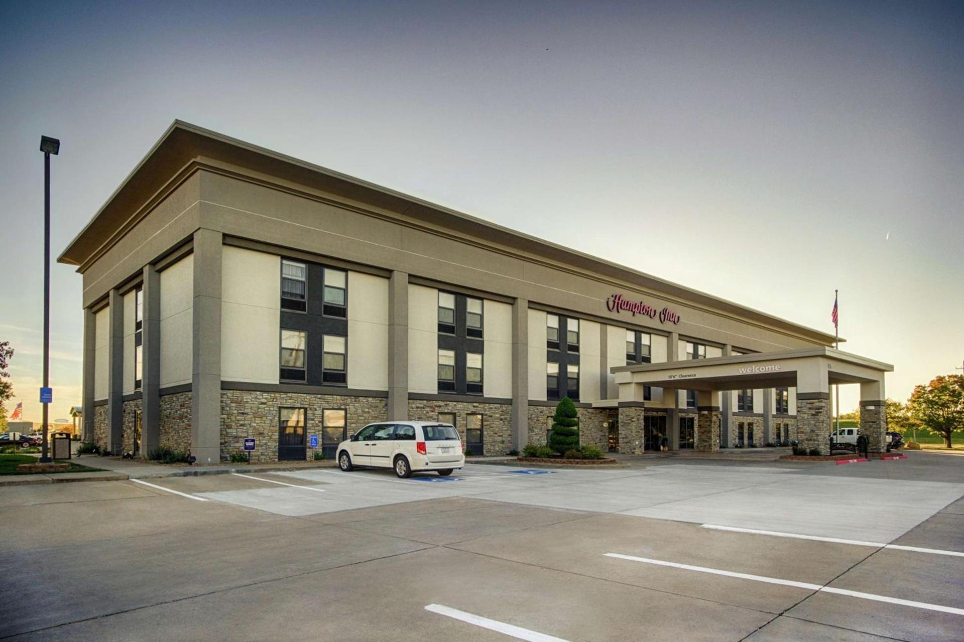 Hampton Inn Salina photo 2