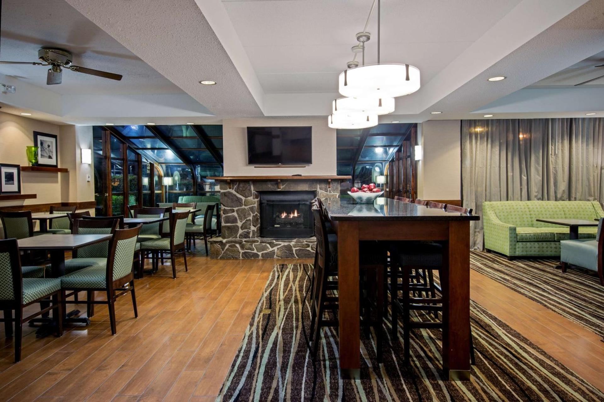 Hampton Inn West Springfield photo 8