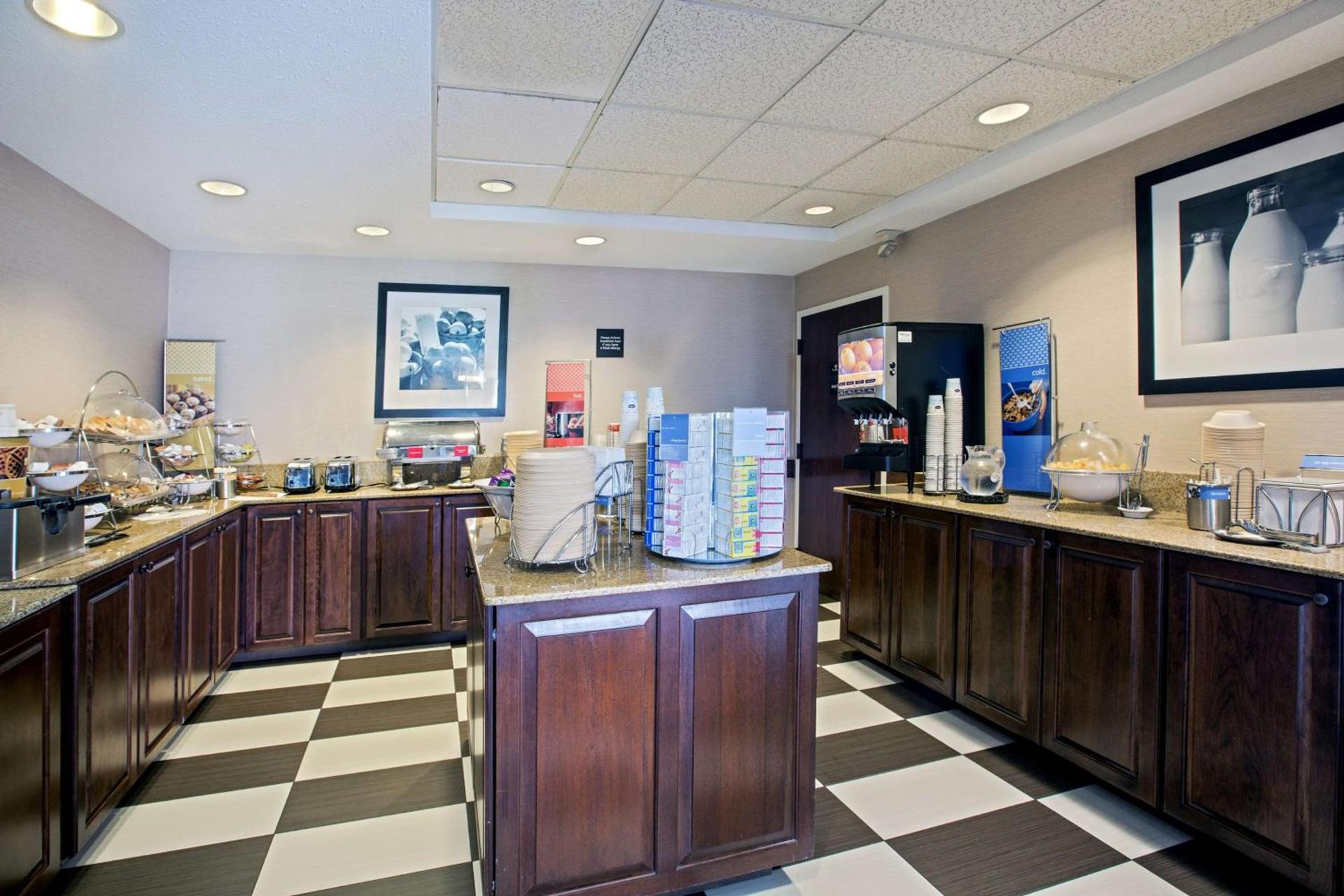 Hampton Inn West Springfield photo 9