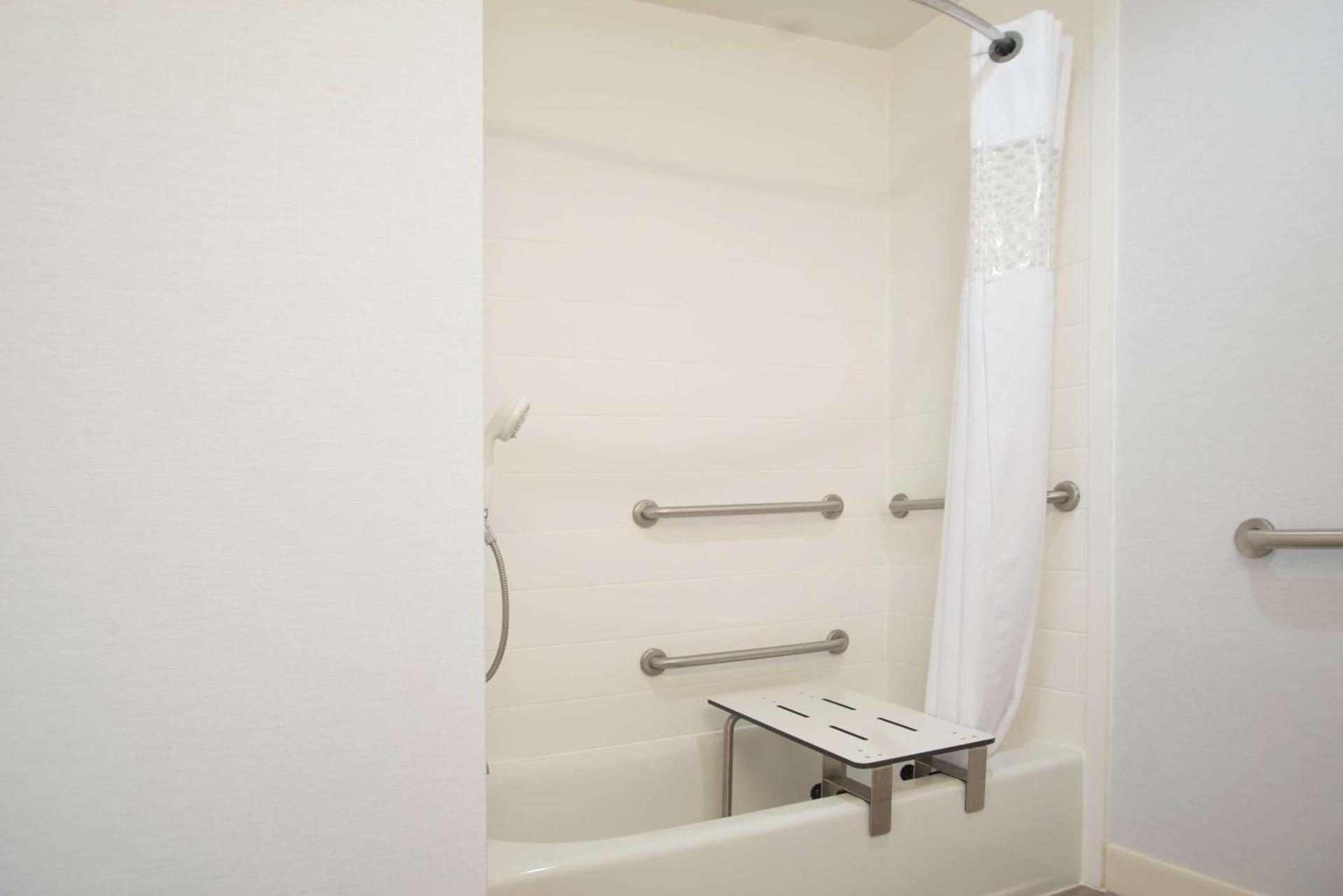 Hampton Inn Tiffin photo 14