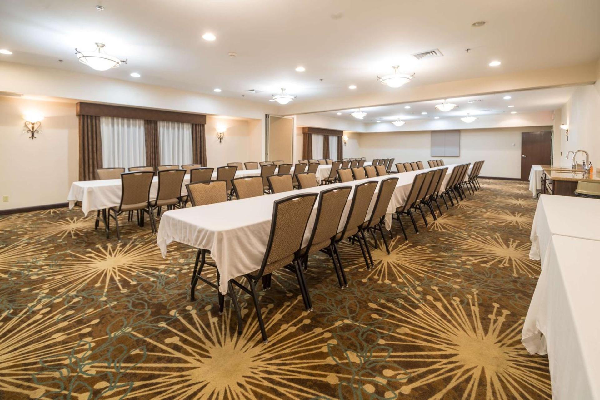 Hampton Inn Tiffin photo 17