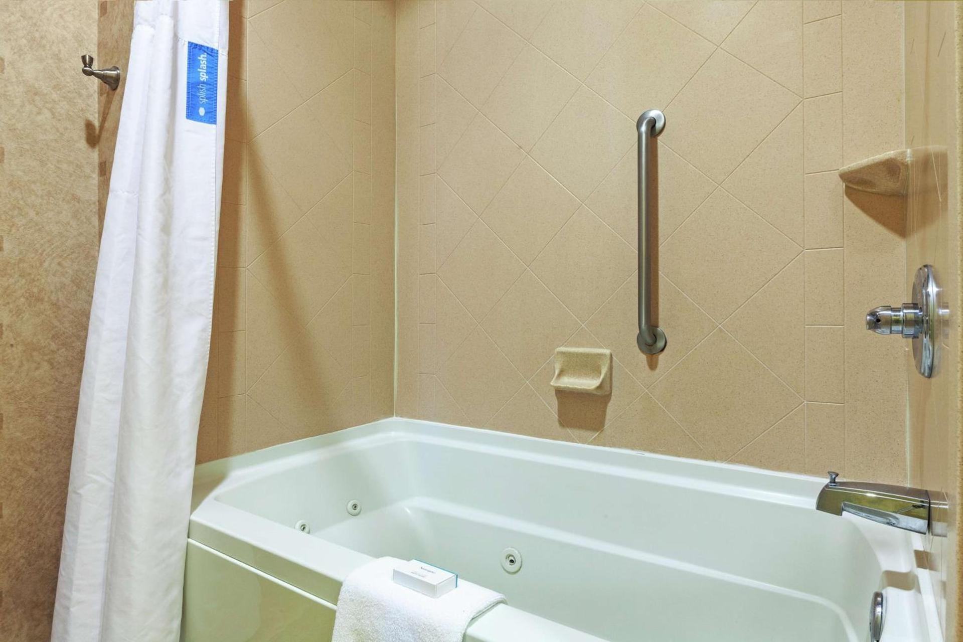 Hampton Inn & Suites Owasso photo 49