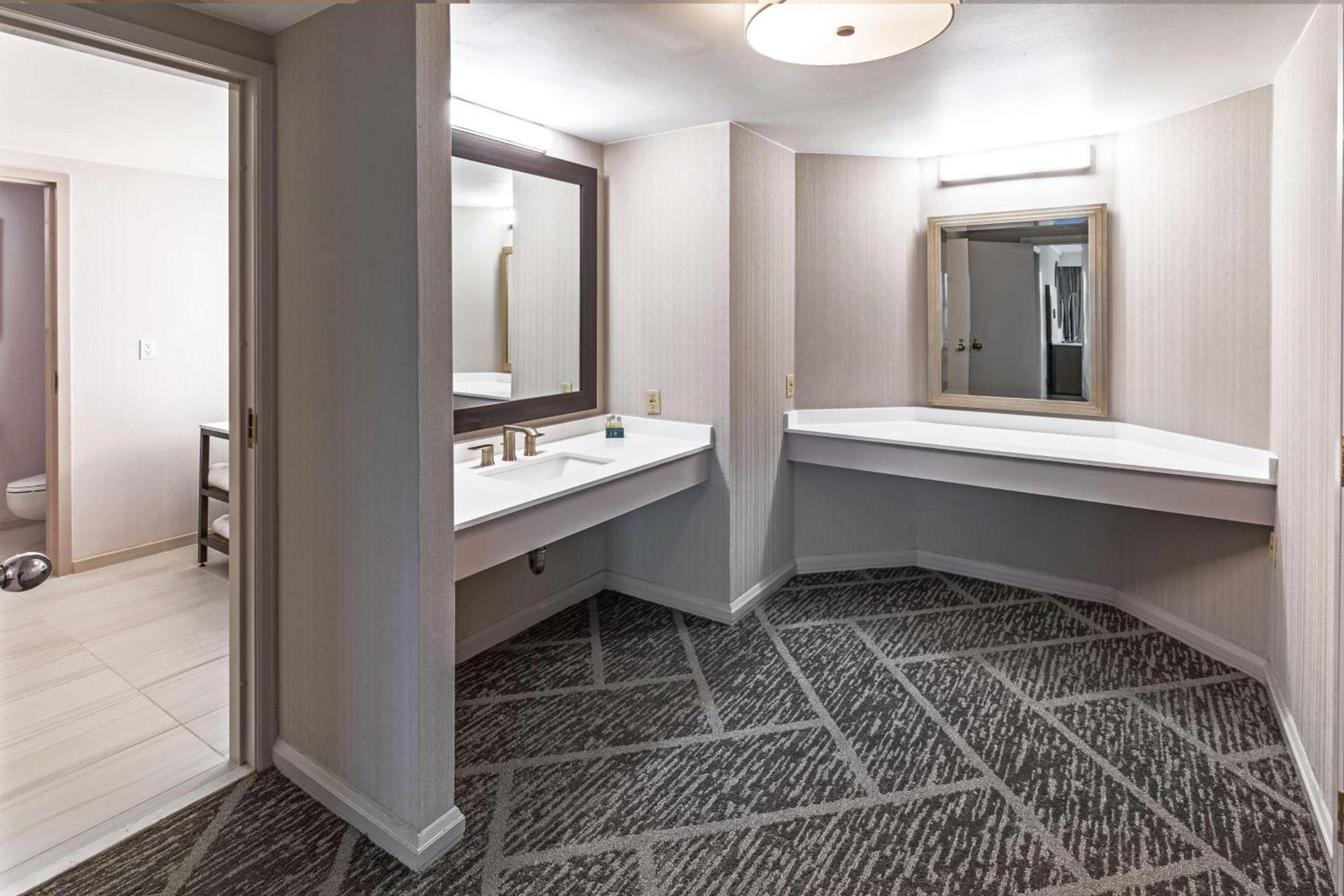 DoubleTree by Hilton Tulsa - Warren Place photo 19