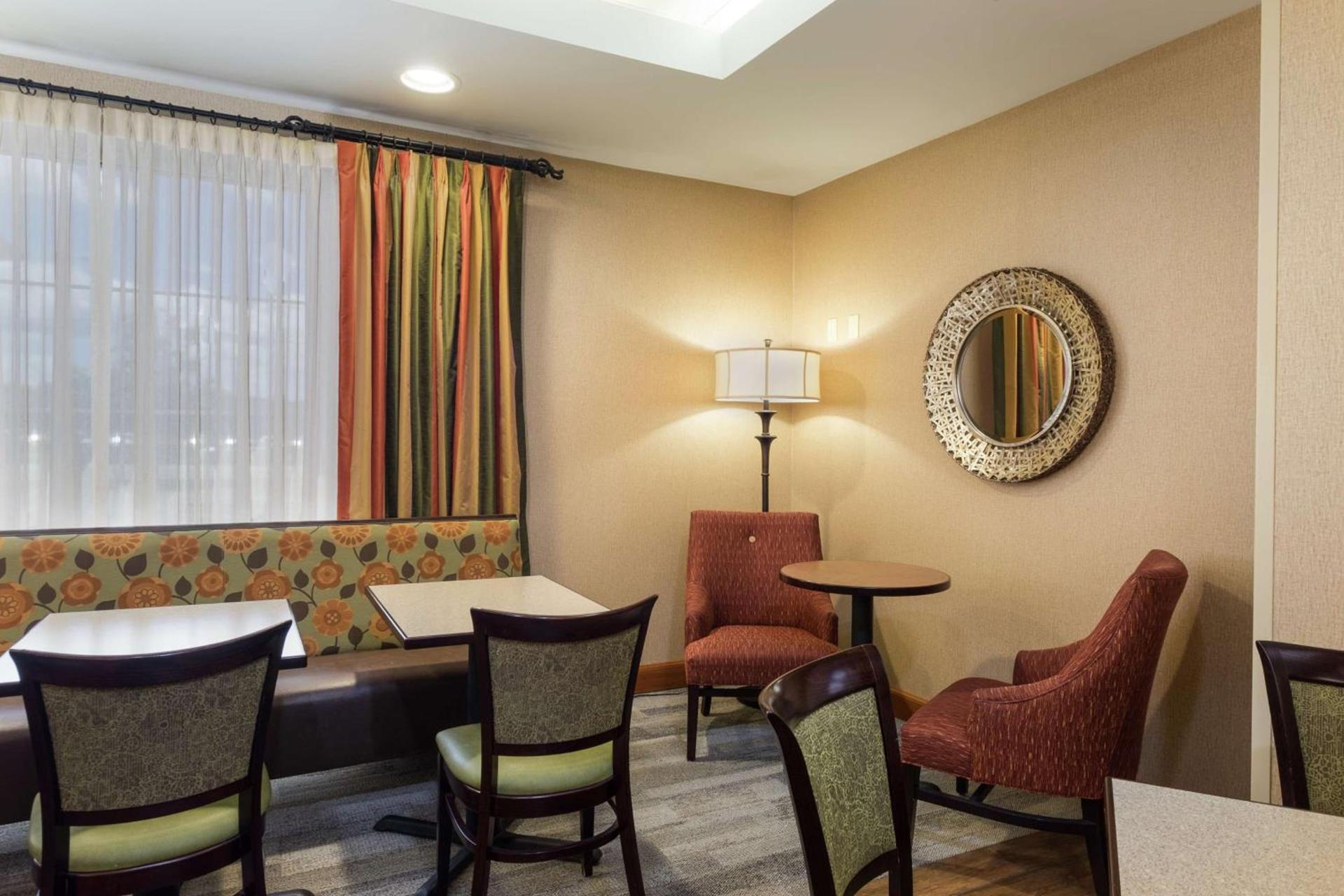 Hampton Inn Waterville photo 11