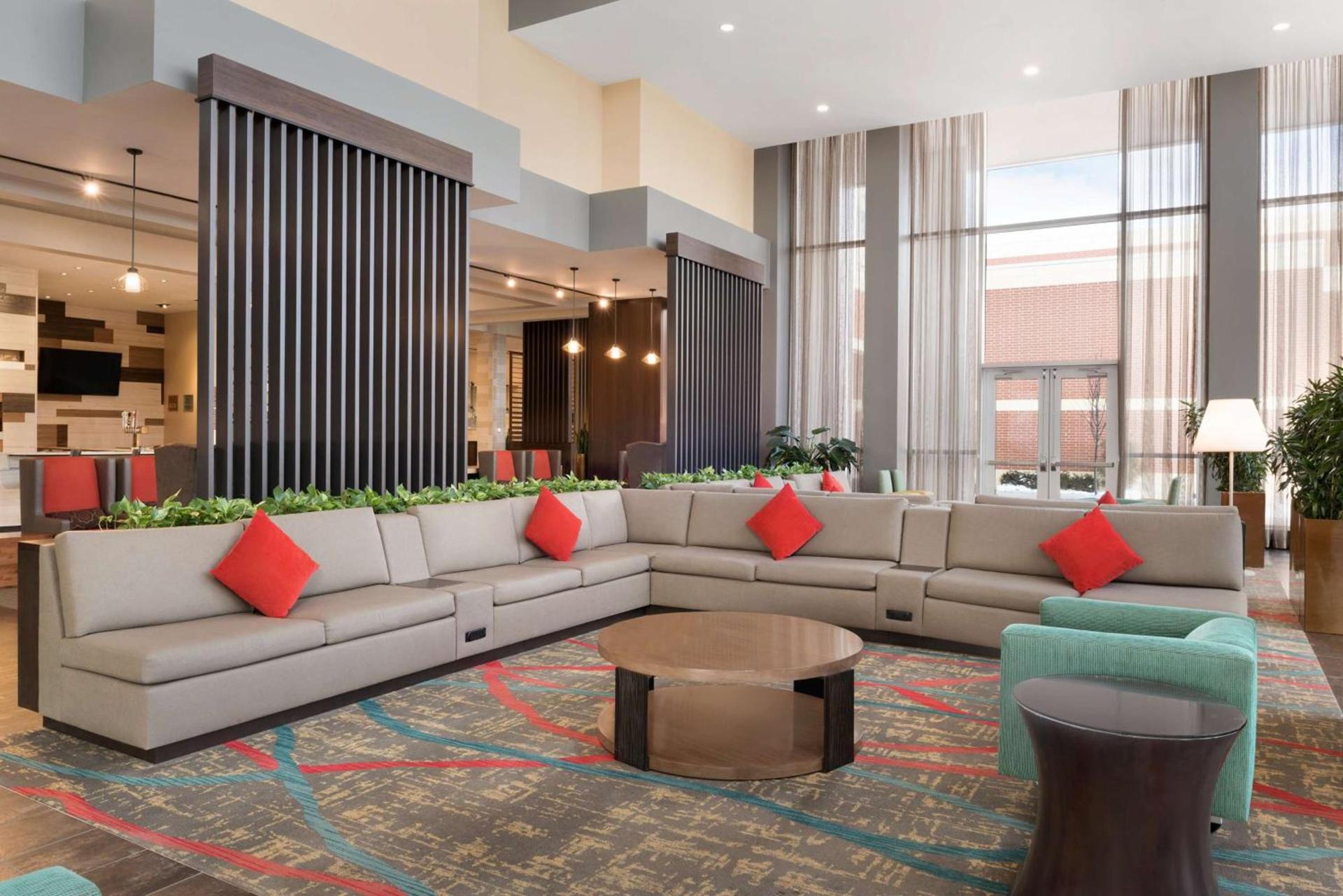 Embassy Suites by Hilton Chicago Naperville photo 3
