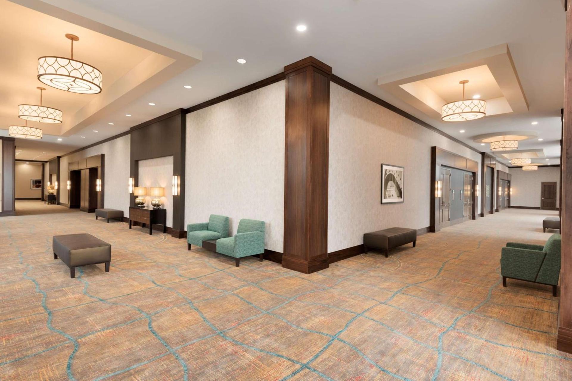 Embassy Suites by Hilton Chicago Naperville photo 4