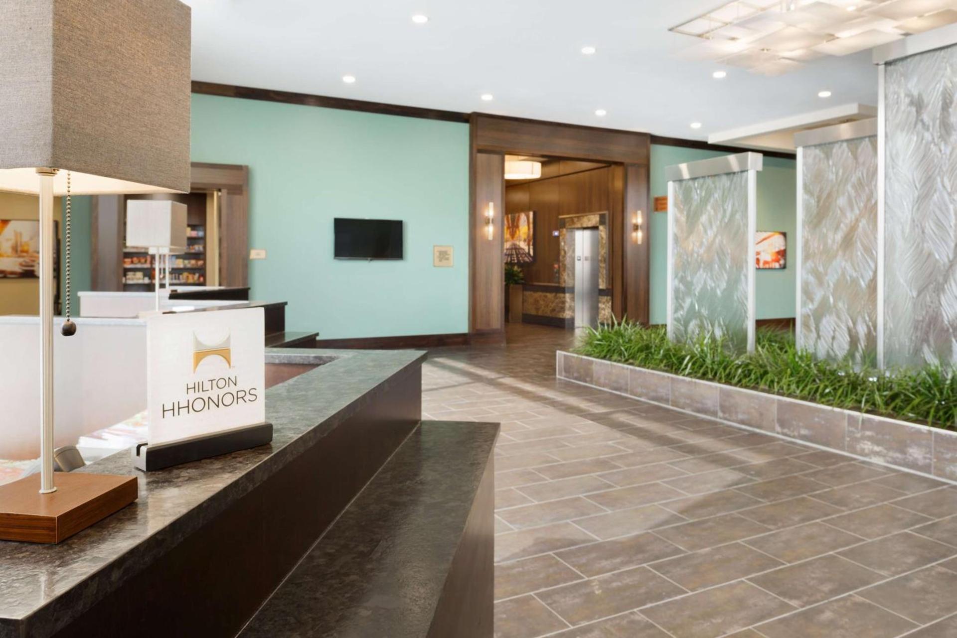 Embassy Suites by Hilton Chicago Naperville photo 5