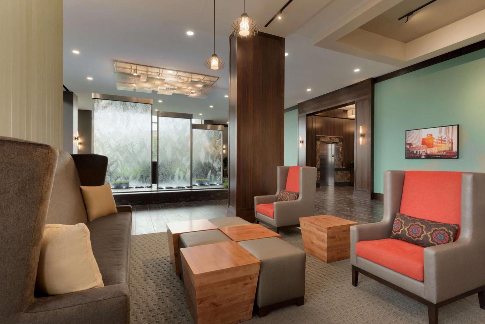 Embassy Suites by Hilton Chicago Naperville photo 6