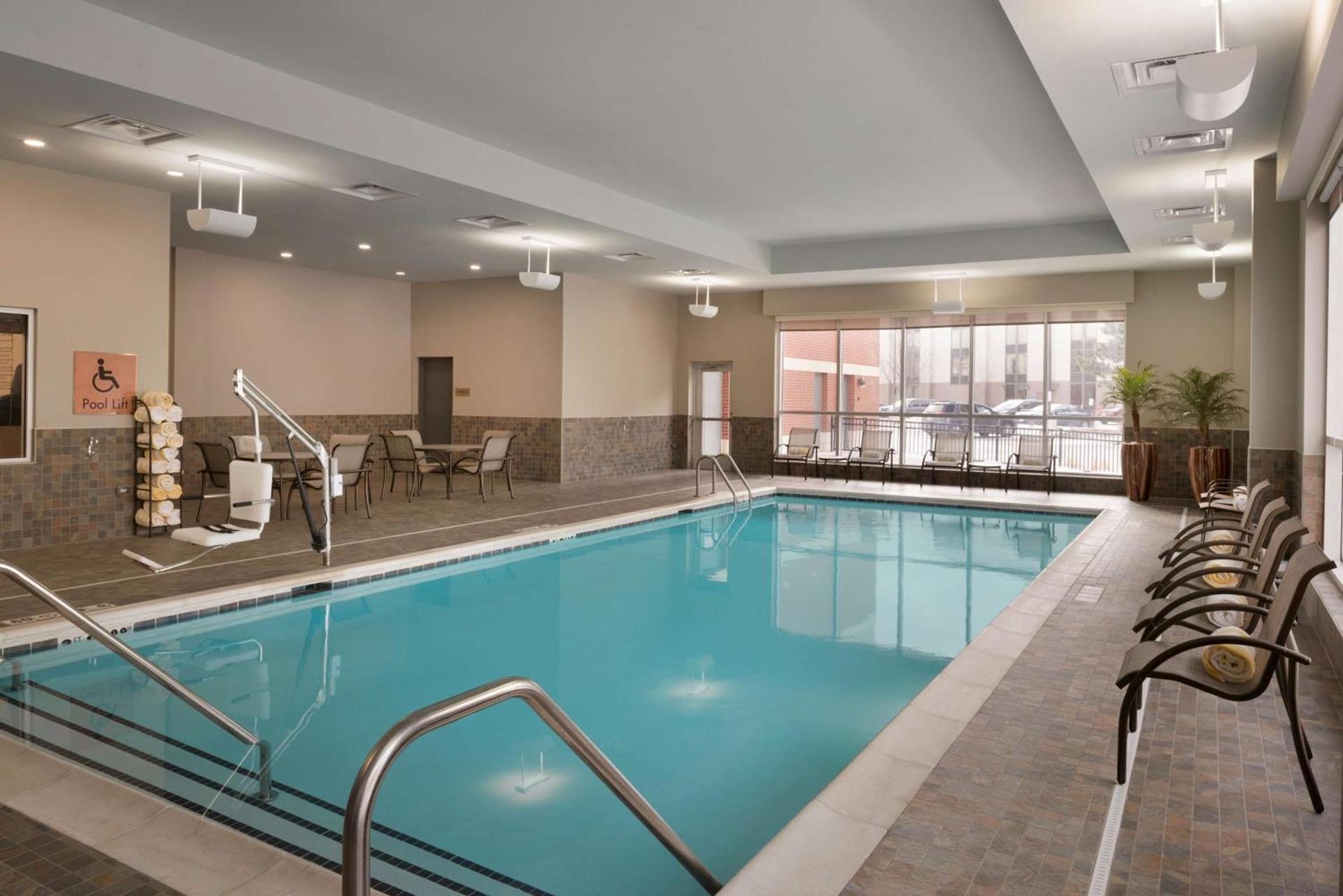Embassy Suites by Hilton Chicago Naperville photo 7