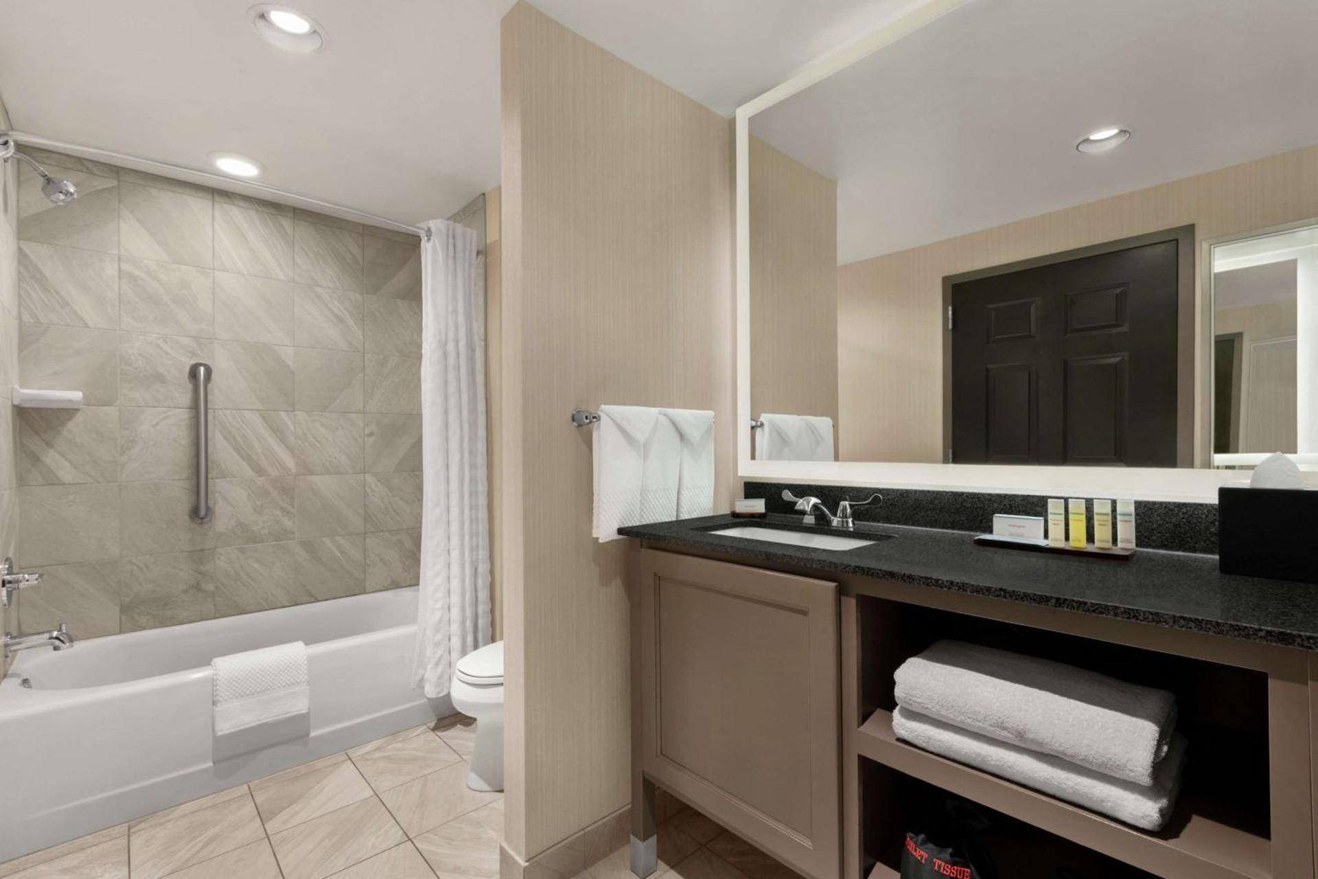 Embassy Suites Charlotte/Ayrsley photo 27