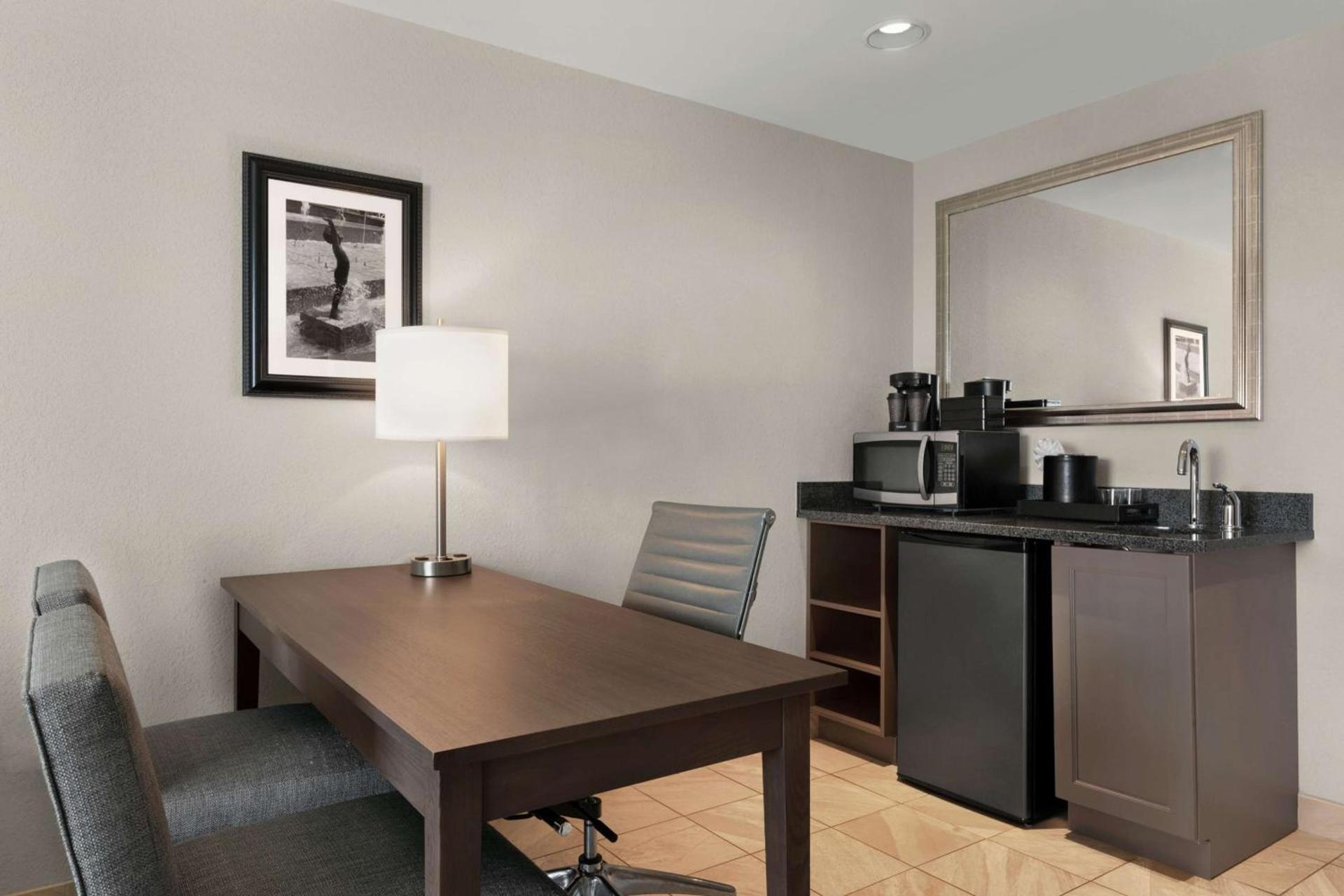 Embassy Suites Charlotte/Ayrsley photo 35