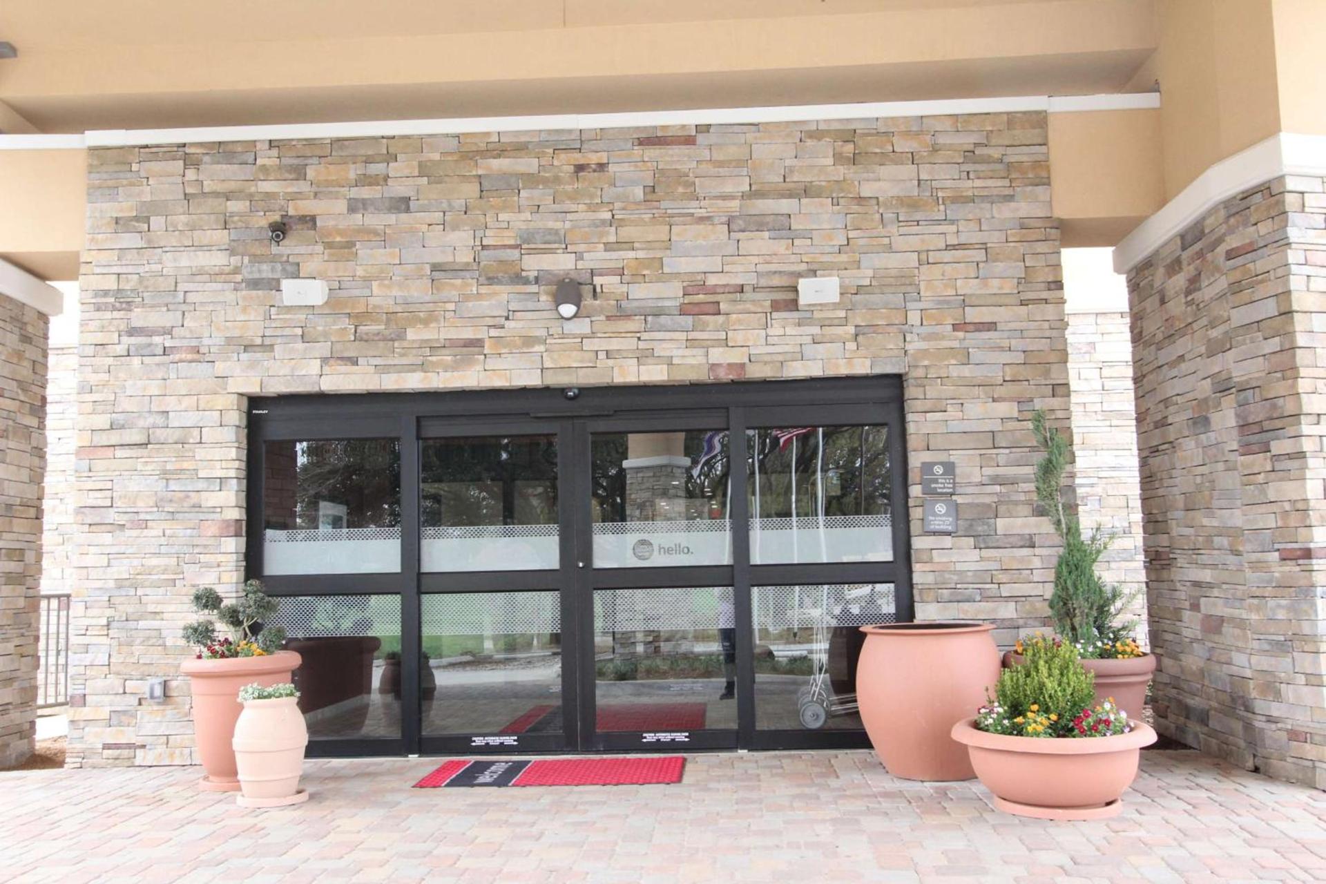 Hampton Inn & Suites Dallas Market Center photo 2