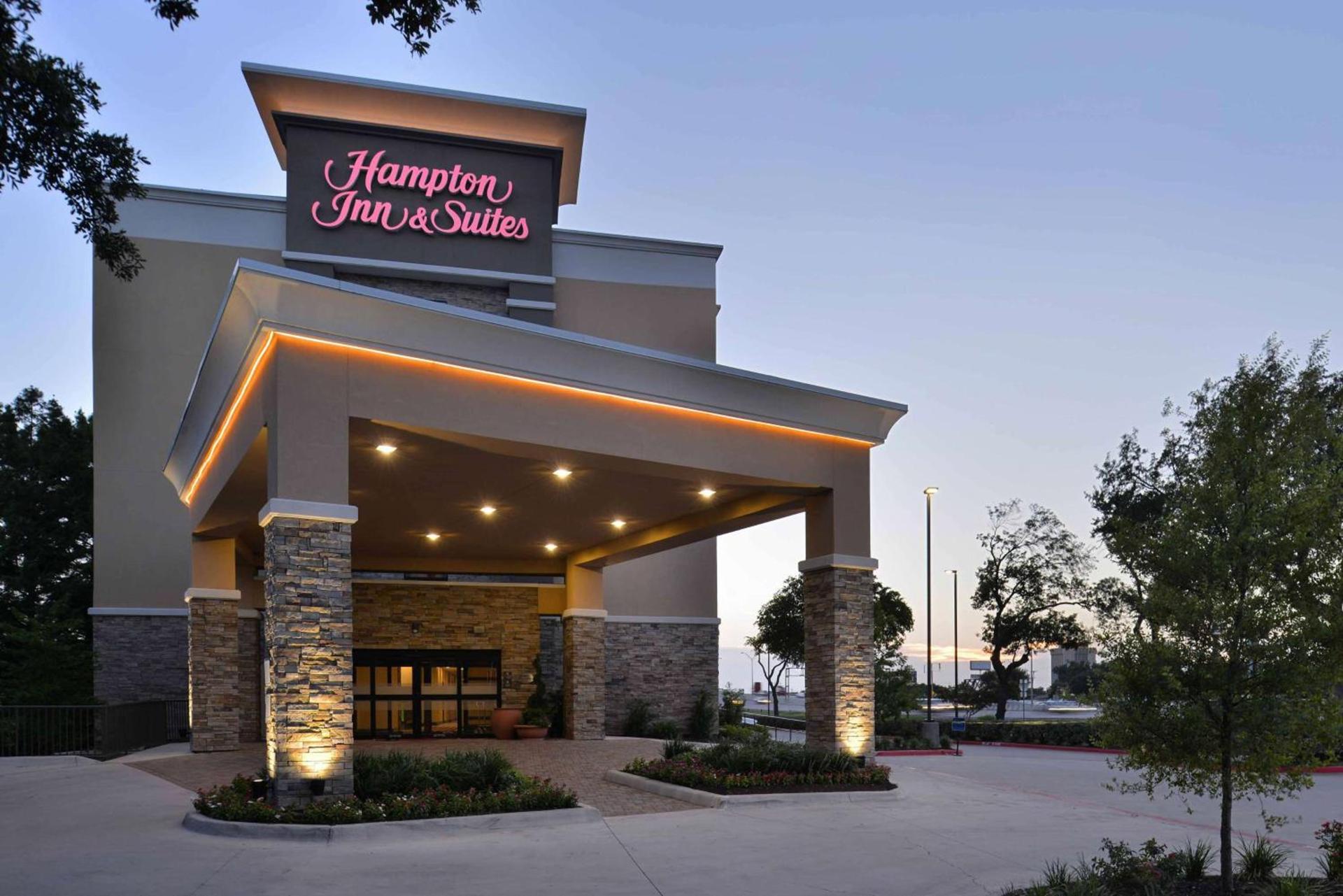 Hampton Inn & Suites Dallas Market Center photo 7
