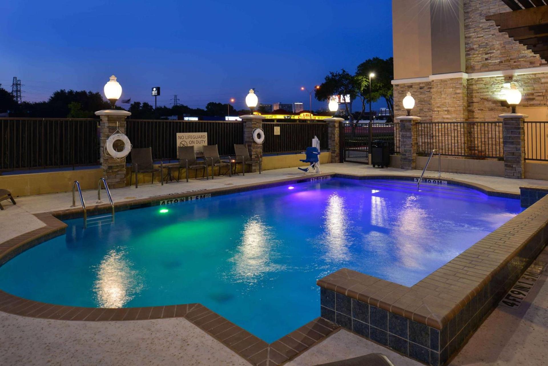 Hampton Inn & Suites Dallas Market Center photo 21