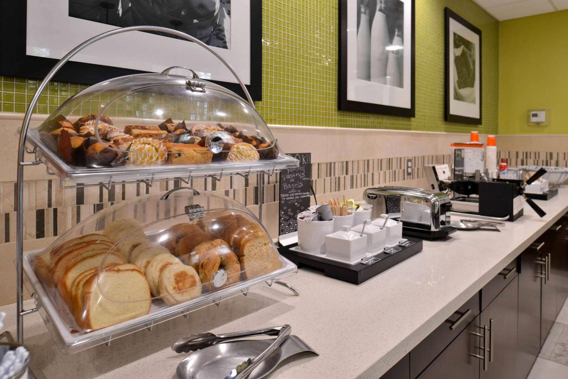 Hampton Inn & Suites Dallas Market Center photo 32